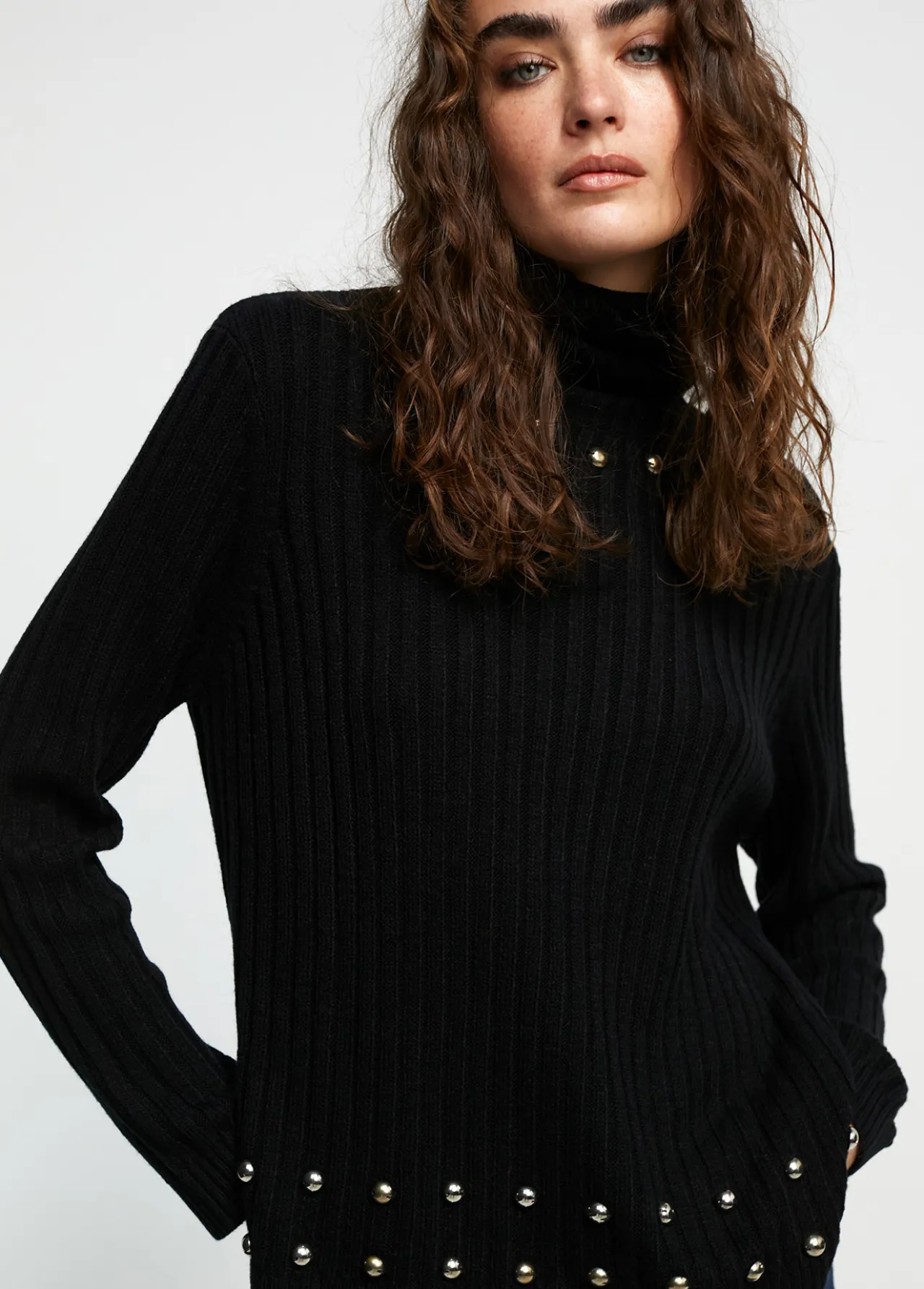 jersey_cuello_alto_con_tachas_0.webp Lola Casademunt Punto<Jersey cuello alto con tachas NEGRO