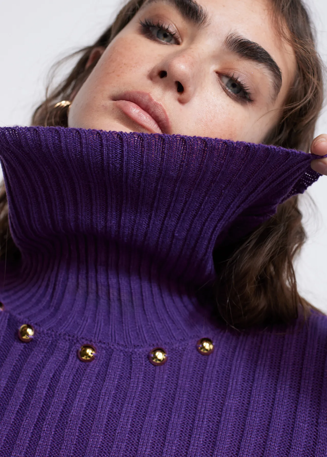 jersey_cuello_alto_con_tachas_1-1.webp Lola Casademunt Punto<Jersey cuello alto con tachas NEGRO