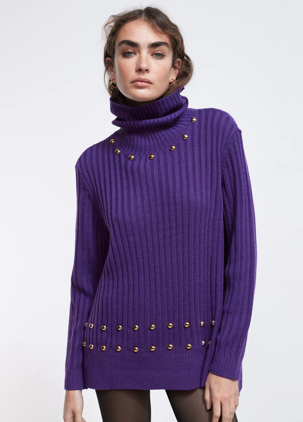 jersey_cuello_alto_con_tachas_2-1.webp Lola Casademunt Punto<Jersey cuello alto con tachas NEGRO
