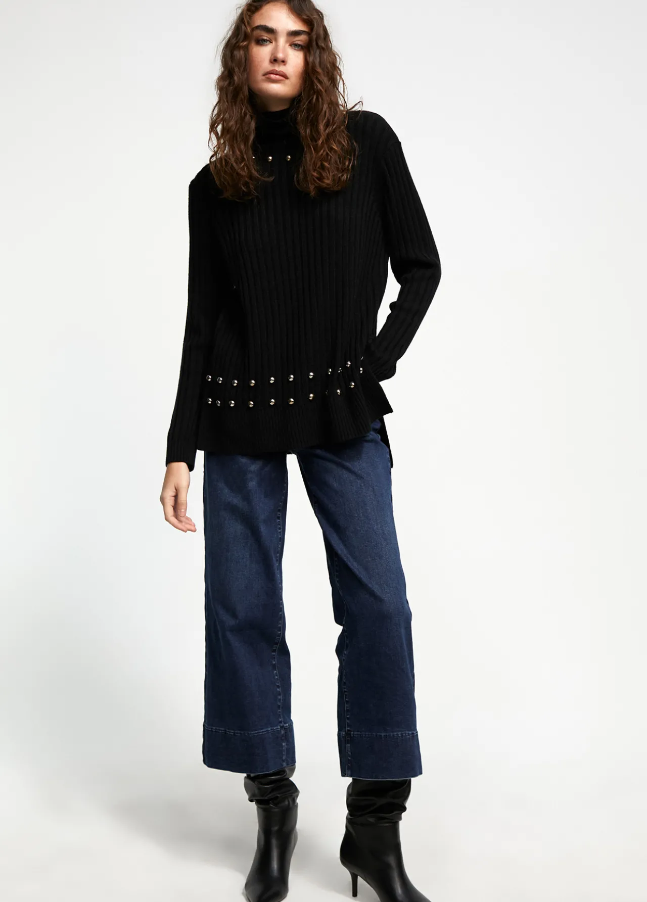 jersey_cuello_alto_con_tachas_2.webp Lola Casademunt Punto<Jersey cuello alto con tachas NEGRO