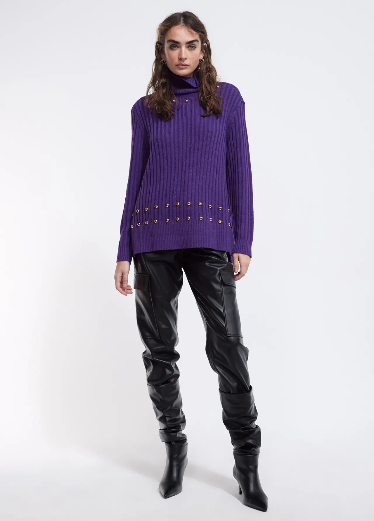 jersey_cuello_alto_con_tachas_3-1.webp Lola Casademunt Punto<Jersey cuello alto con tachas NEGRO