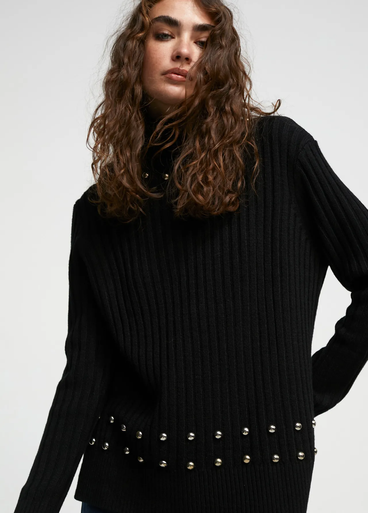jersey_cuello_alto_con_tachas_3.webp Lola Casademunt Punto<Jersey cuello alto con tachas NEGRO