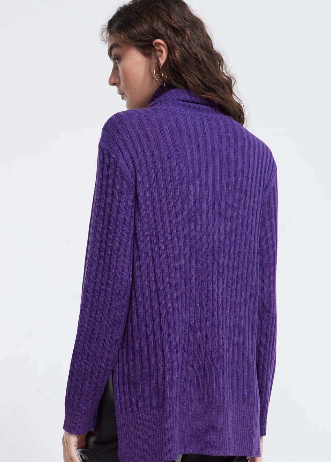 jersey_cuello_alto_con_tachas_4-1.webp Lola Casademunt Punto<Jersey cuello alto con tachas NEGRO