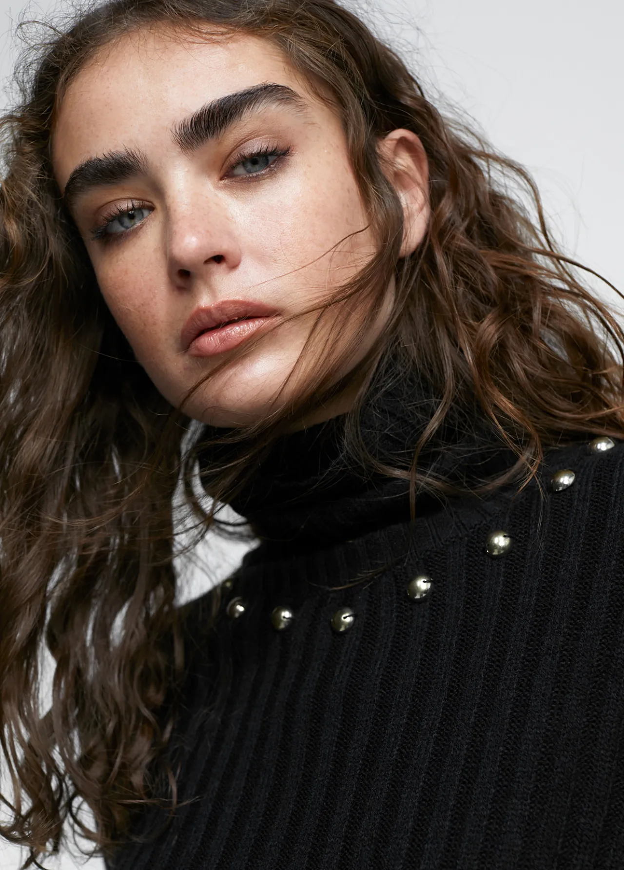 jersey_cuello_alto_con_tachas_5.webp Lola Casademunt Punto<Jersey cuello alto con tachas NEGRO