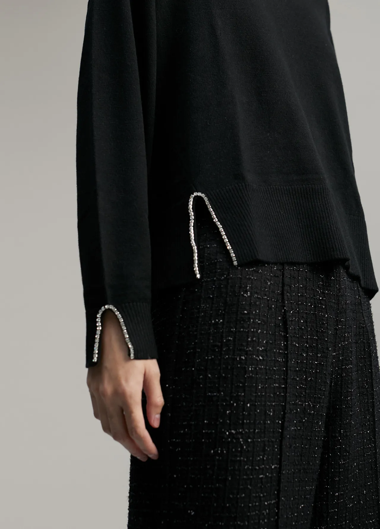 jersey_detalles_joya_5.webp Lola Casademunt Punto<Jersey detalles joya NEGRO