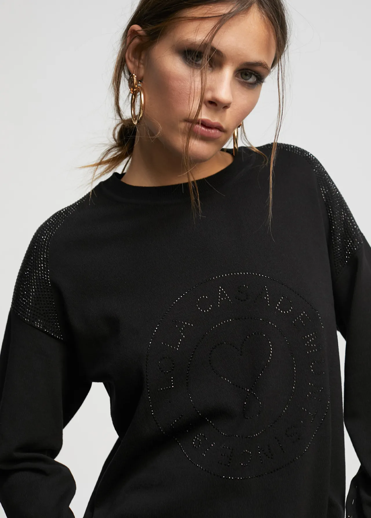 jersey_punto_logo_strass_0-1.webp Lola Casademunt Punto | Sudaderas<Jersey punto logo strass KAKI