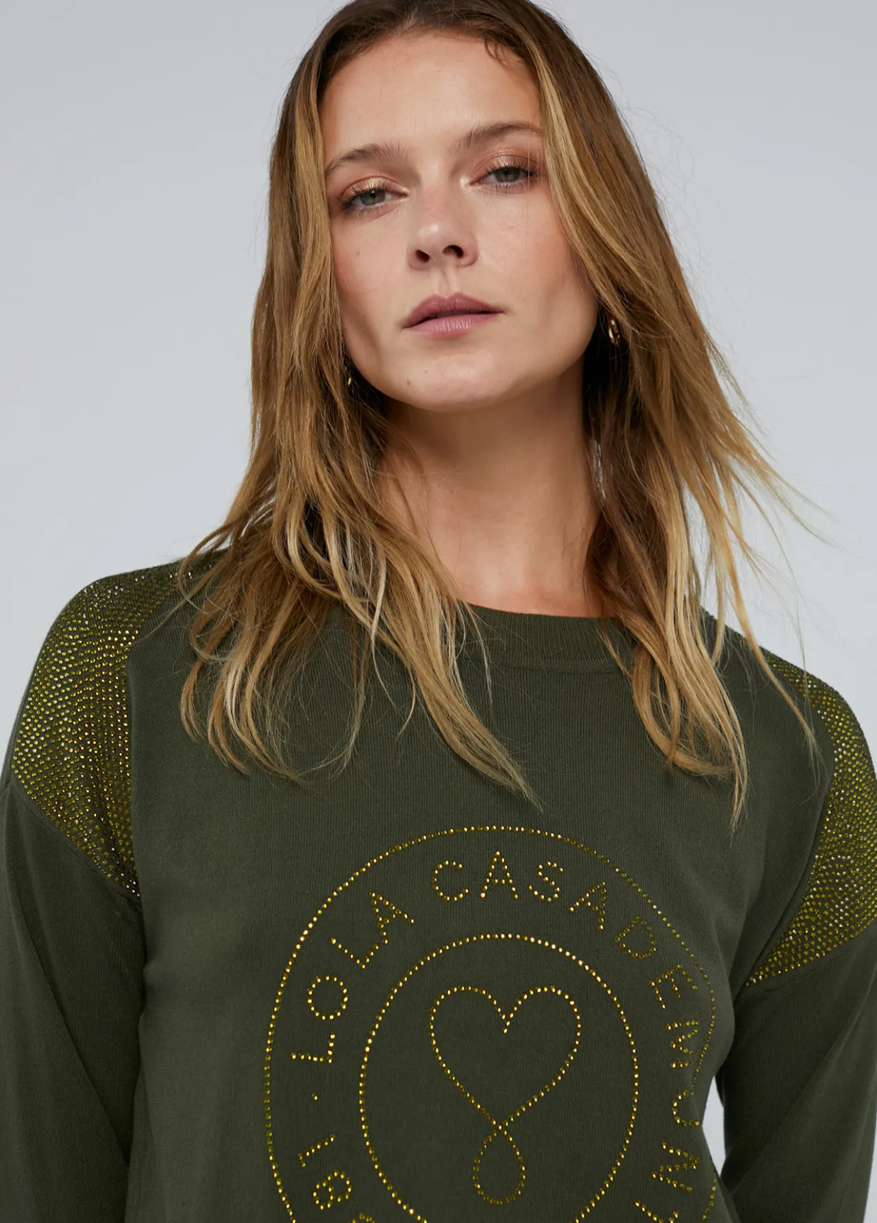 jersey_punto_logo_strass_0.webp Lola Casademunt Punto | Sudaderas<Jersey punto logo strass KAKI