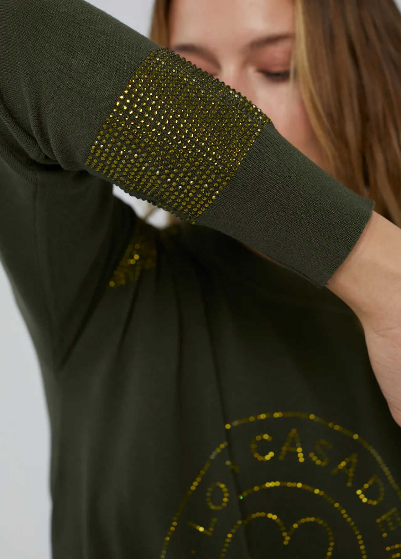 jersey_punto_logo_strass_5.webp Lola Casademunt Punto | Sudaderas<Jersey punto logo strass KAKI
