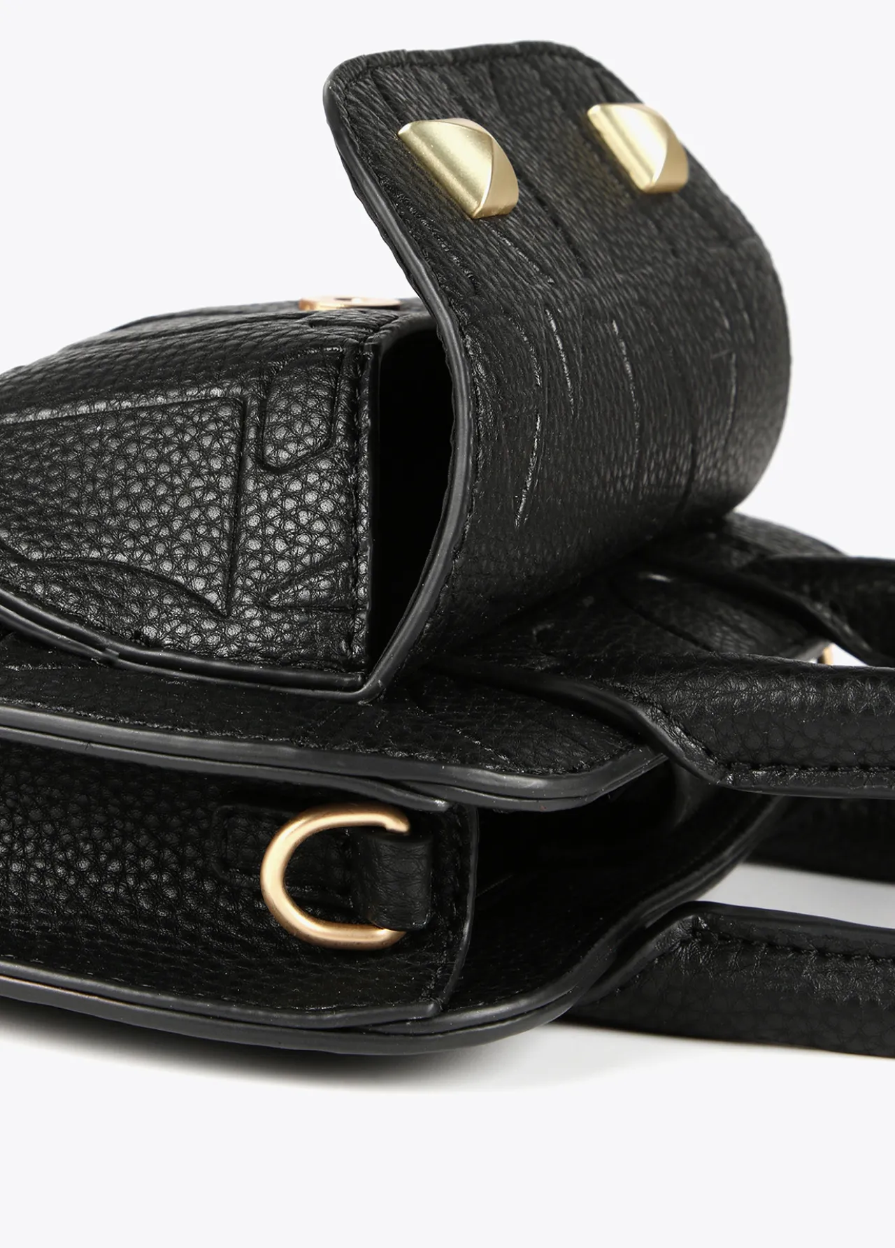 mini_bandolera_con_logo_grabado_3.webp Lola Casademunt Bolsos<Mini bandolera con logo grabado NEGRO
