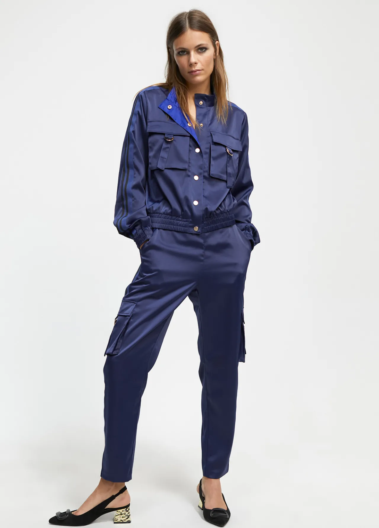 pantaln_cargo_satinado_0.webp Lola Casademunt Pantalones<Pantalón cargo satinado AZULNOCHE