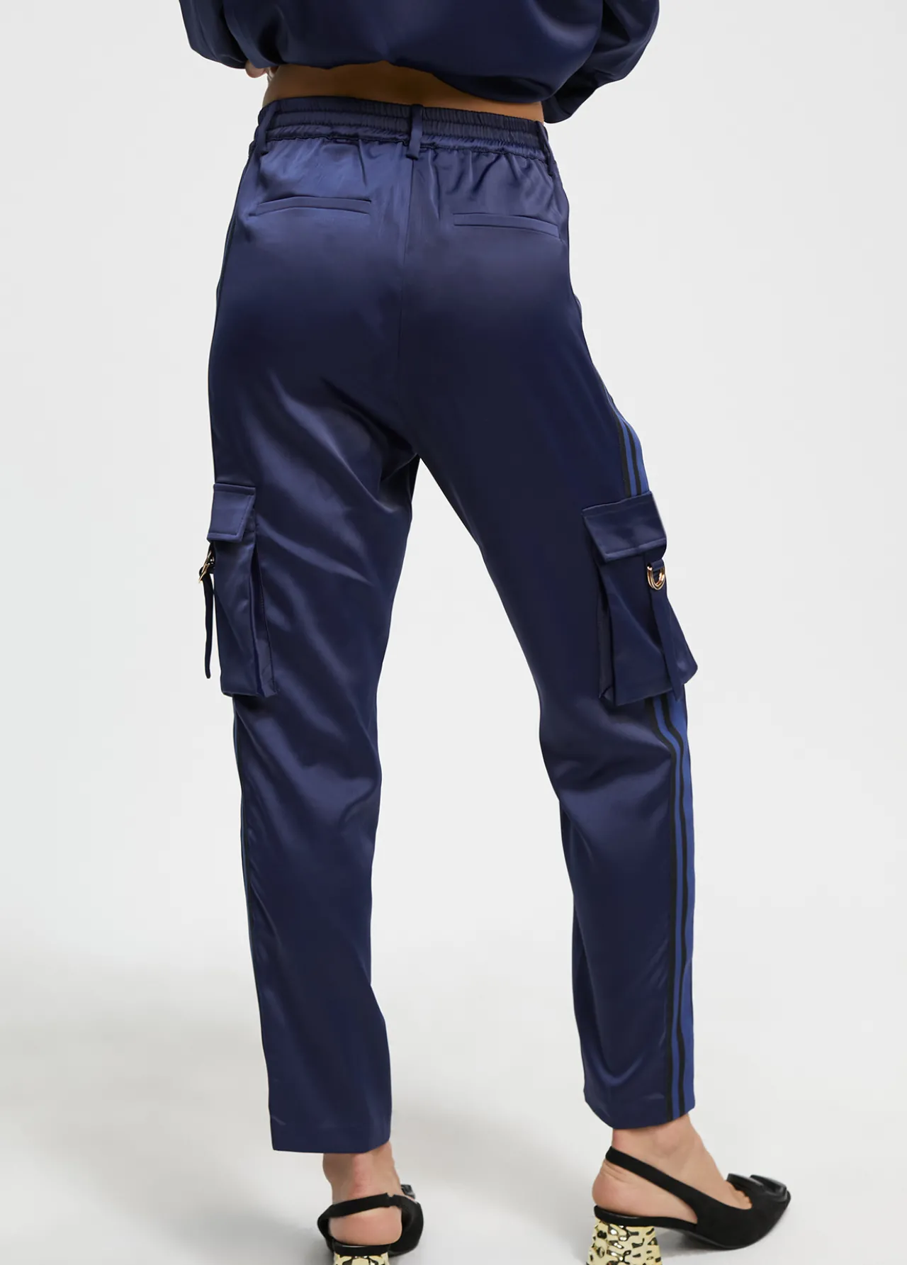 pantaln_cargo_satinado_3.webp Lola Casademunt Pantalones<Pantalón cargo satinado AZULNOCHE