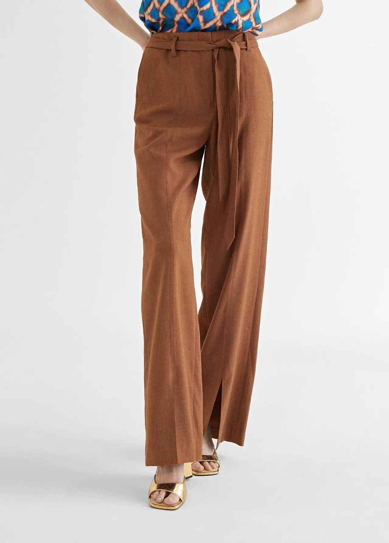 pantaln_cinturn_y_aberturas_2.webp Lola Casademunt Pantalones<Pantalón cinturón y aberturas MARRON