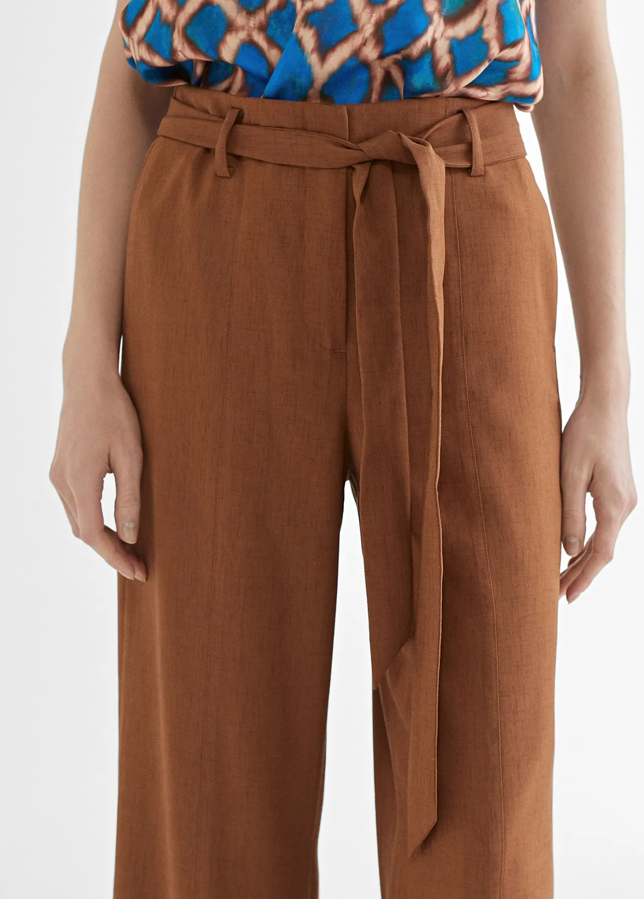 pantaln_cinturn_y_aberturas_3.webp Lola Casademunt Pantalones<Pantalón cinturón y aberturas MARRON