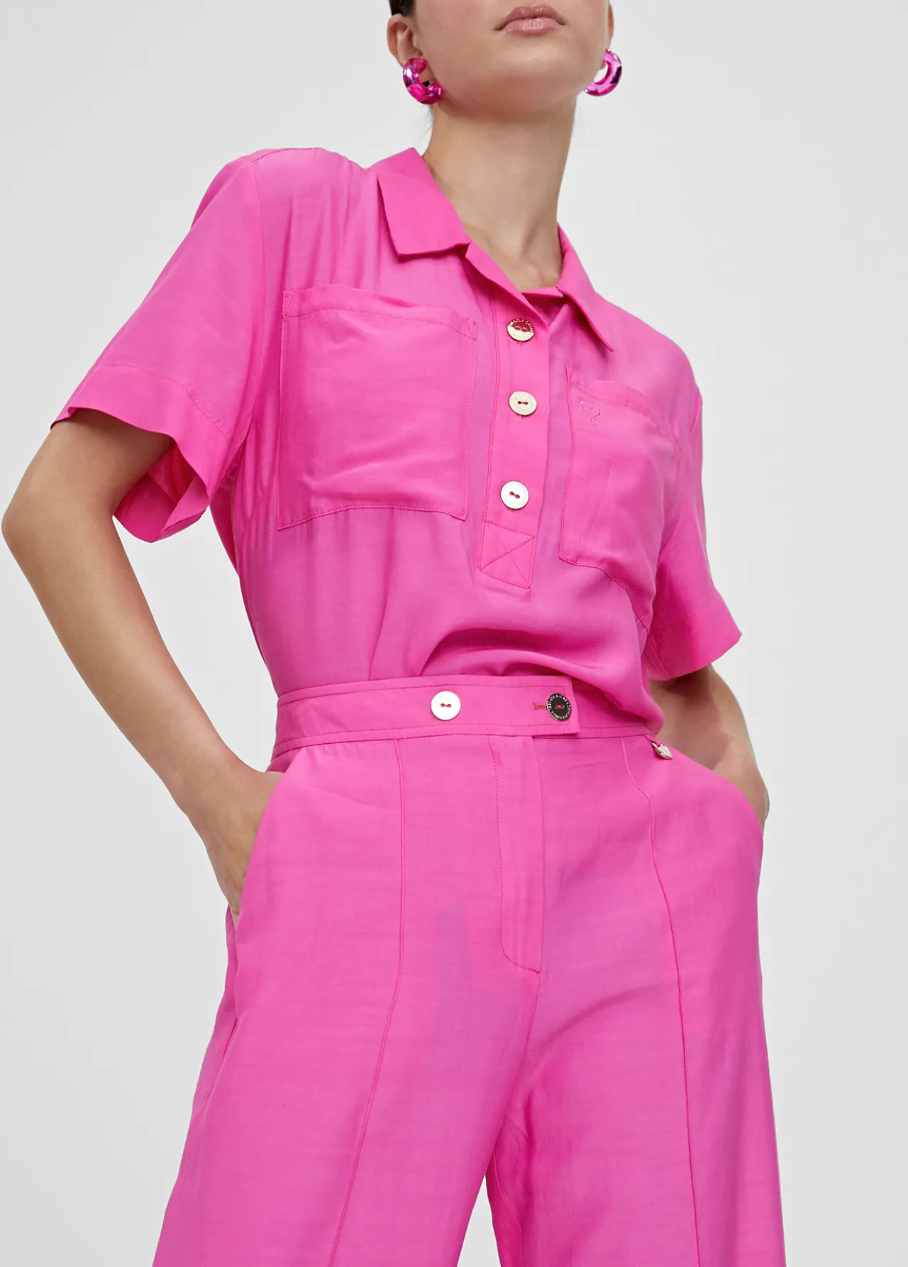 pantaln_cropped_monocolor_2.webp Lola Casademunt Pantalones<Pantalón cropped monocolor FUCSIA
