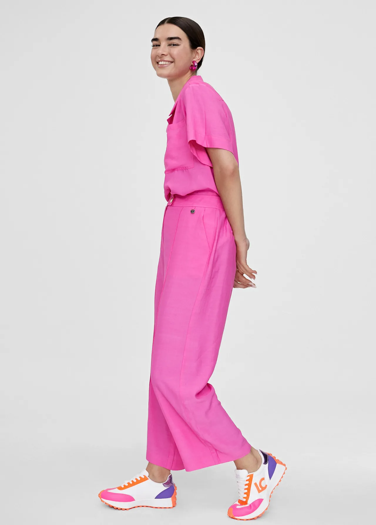 pantaln_cropped_monocolor_4.webp Lola Casademunt Pantalones<Pantalón cropped monocolor FUCSIA