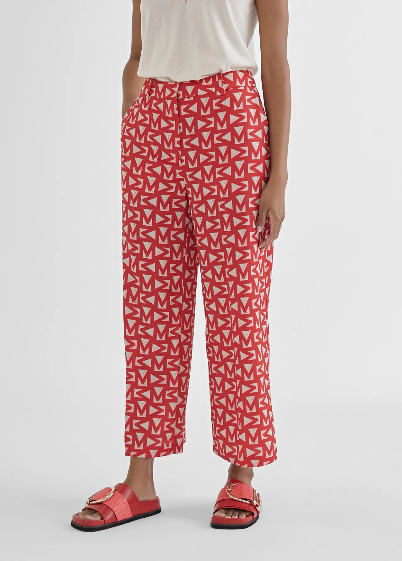 pantaln_cropped_monograma_3.webp Lola Casademunt Pantalones<Pantalón cropped monograma ROJO
