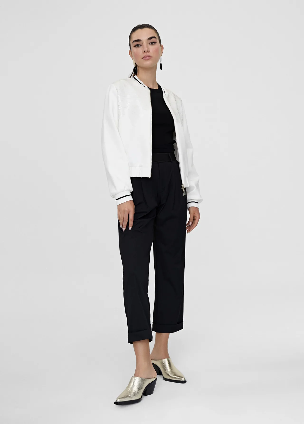 pantaln_cropped_negro_0.webp Lola Casademunt Pantalones<Pantalón cropped NEGRO