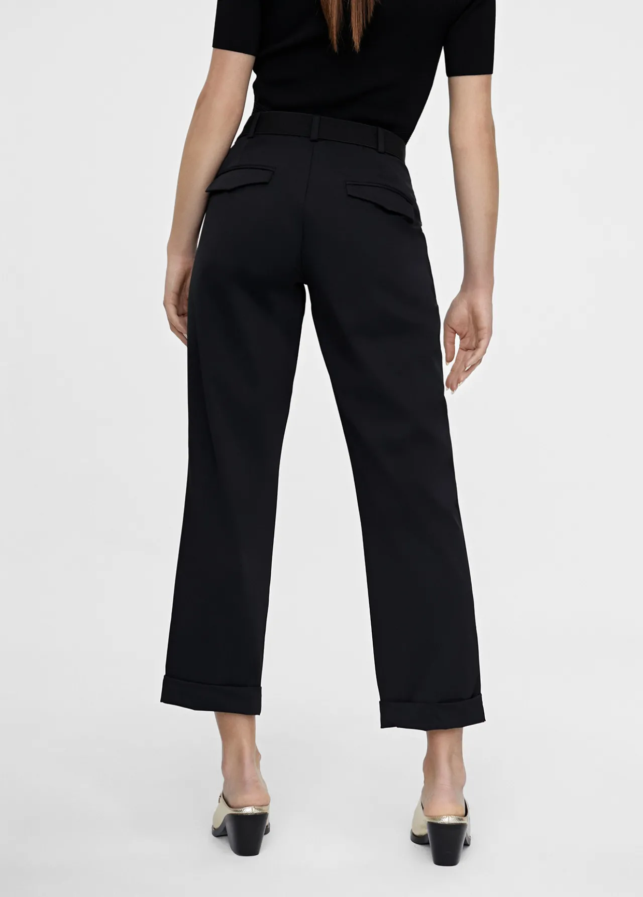 pantaln_cropped_negro_1.webp Lola Casademunt Pantalones<Pantalón cropped NEGRO