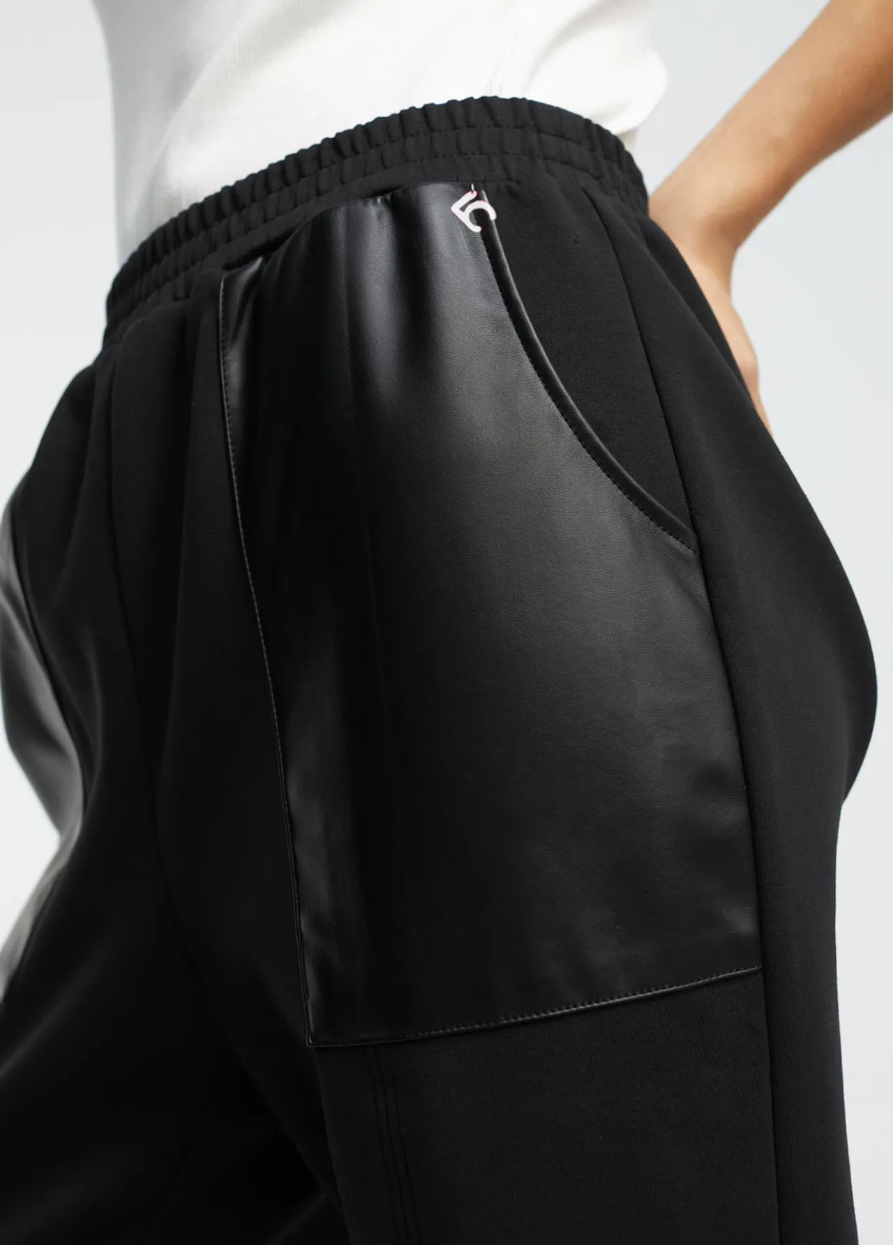 pantaln_de_punto_recto__lola_casademunt_1.webp Lola Casademunt Pantalones<Pantalón de punto recto - Lola Casademunt NEGRO