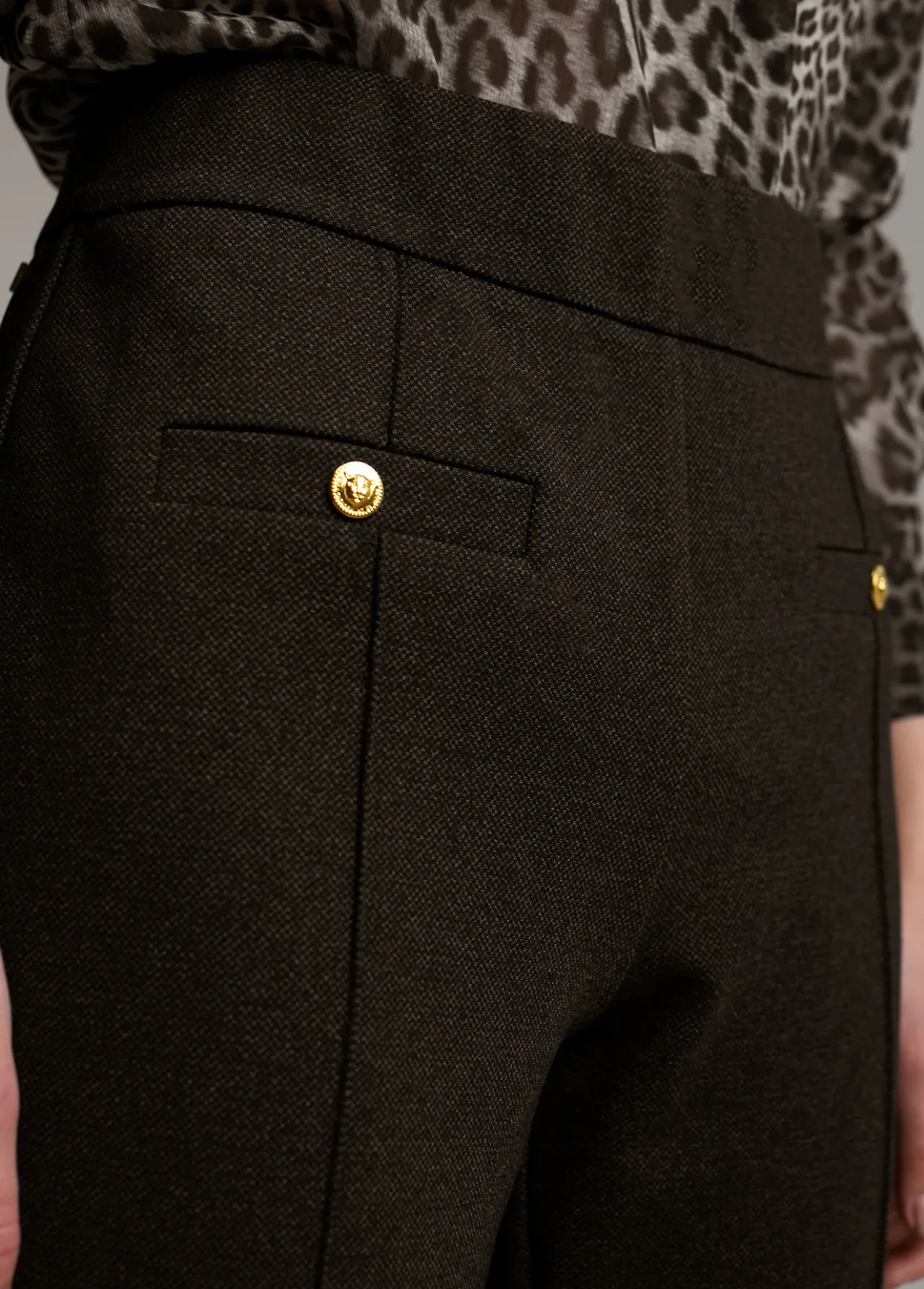 pantaln_detalle_botn_4.webp Lola Casademunt Pantalones<Pantalón detalle botón GRISOSCURO