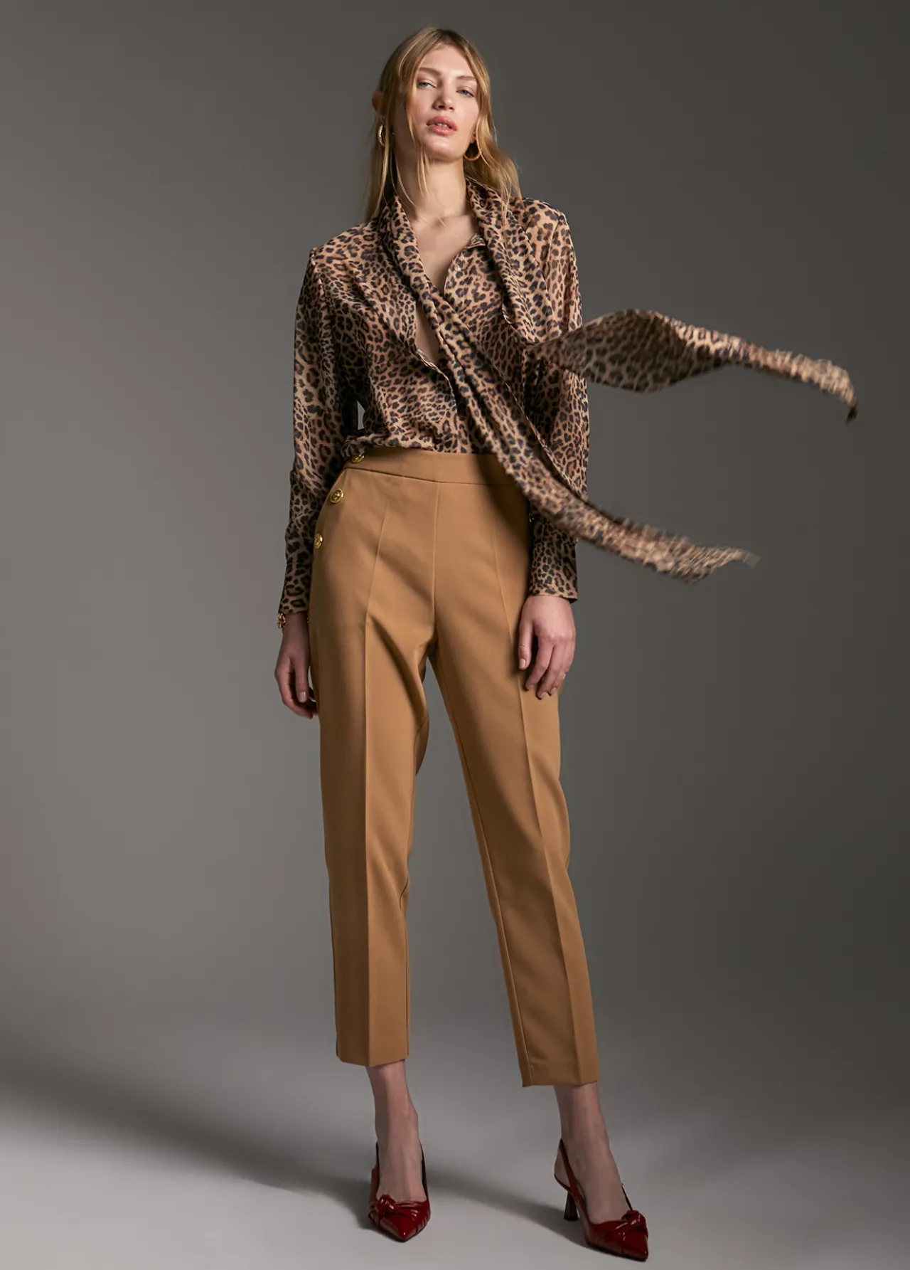 pantaln_detalle_botones_0-1.webp Lola Casademunt Pantalones<Pantalón detalle botones CAMEL