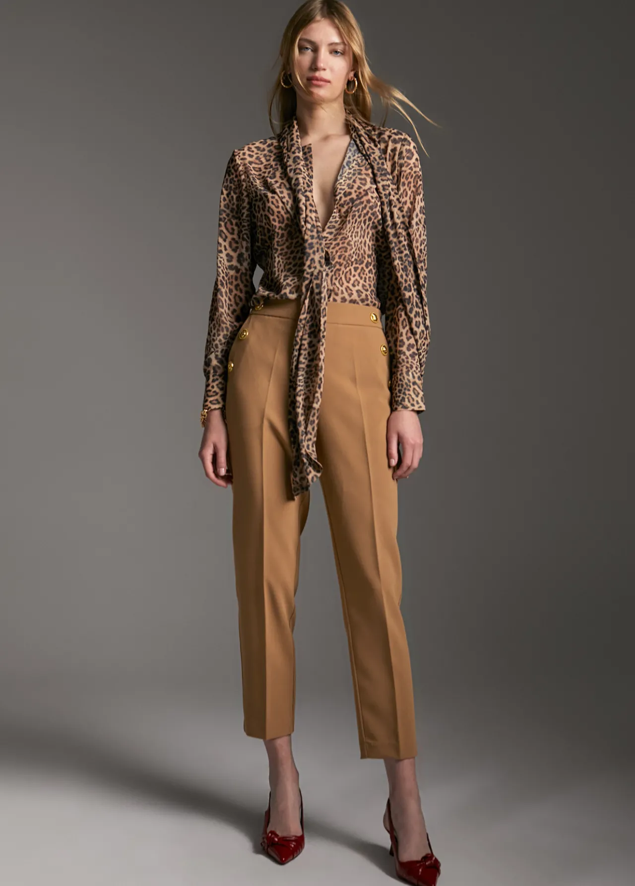 pantaln_detalle_botones_1-1.webp Lola Casademunt Pantalones<Pantalón detalle botones CAMEL