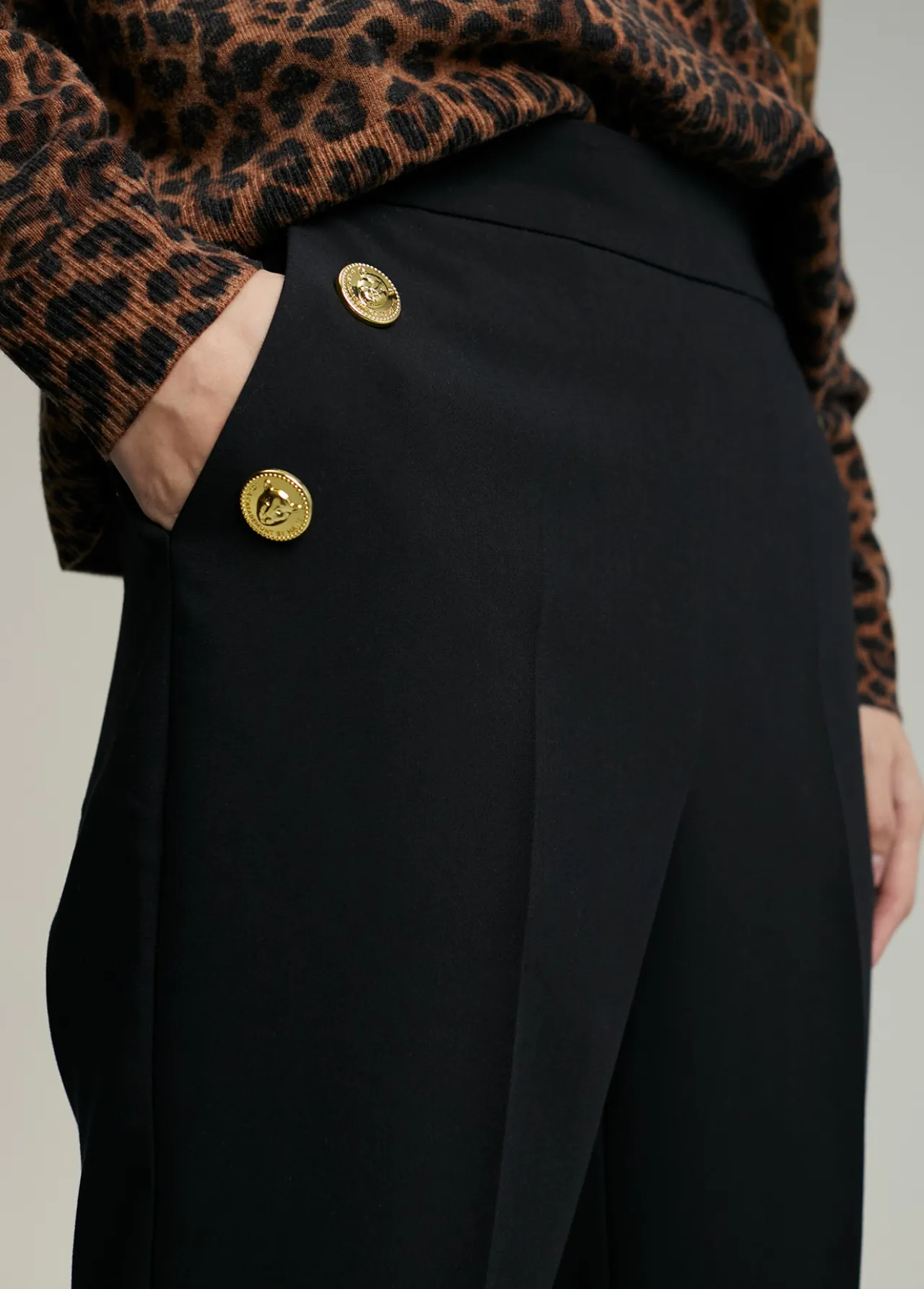 pantaln_detalle_botones_1-2.webp Lola Casademunt Pantalones<Pantalón detalle botones CAMEL
