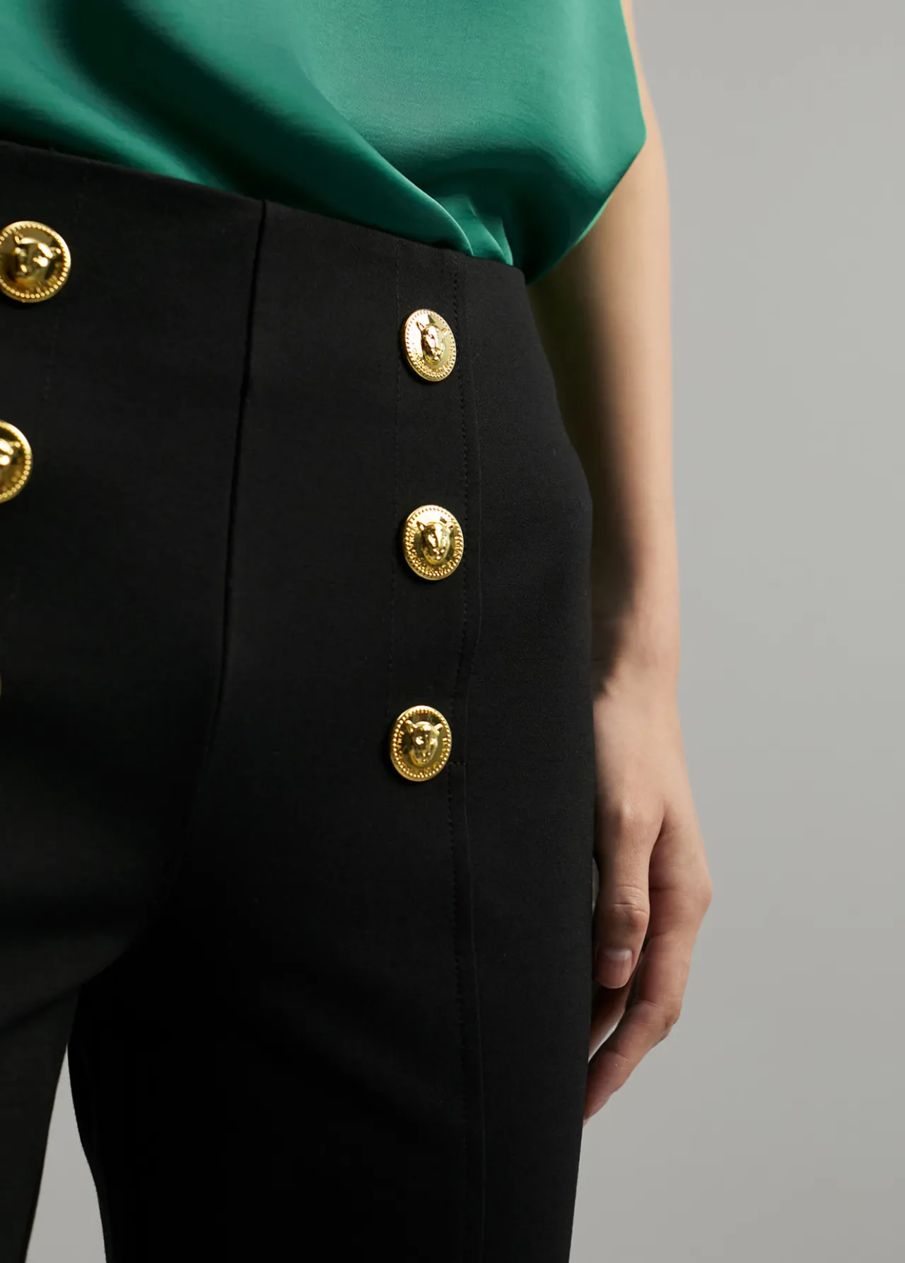 pantaln_detalle_botones_1-4.webp Lola Casademunt Pantalones<Pantalón detalle botones AZULELECTRICO