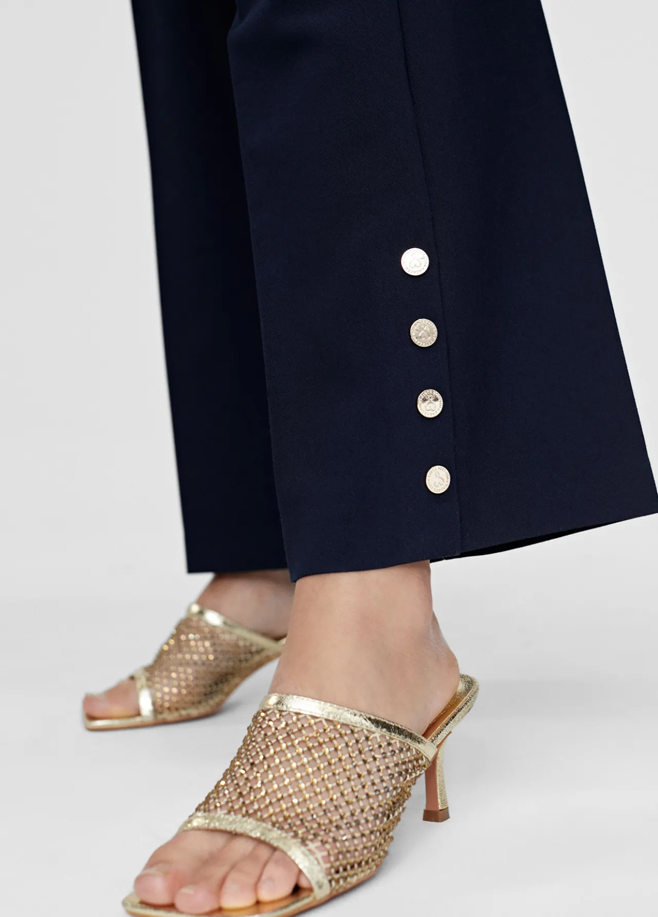 pantaln_detalle_botones_1-5.webp Lola Casademunt Pantalones<Pantalón detalle botones NAVY