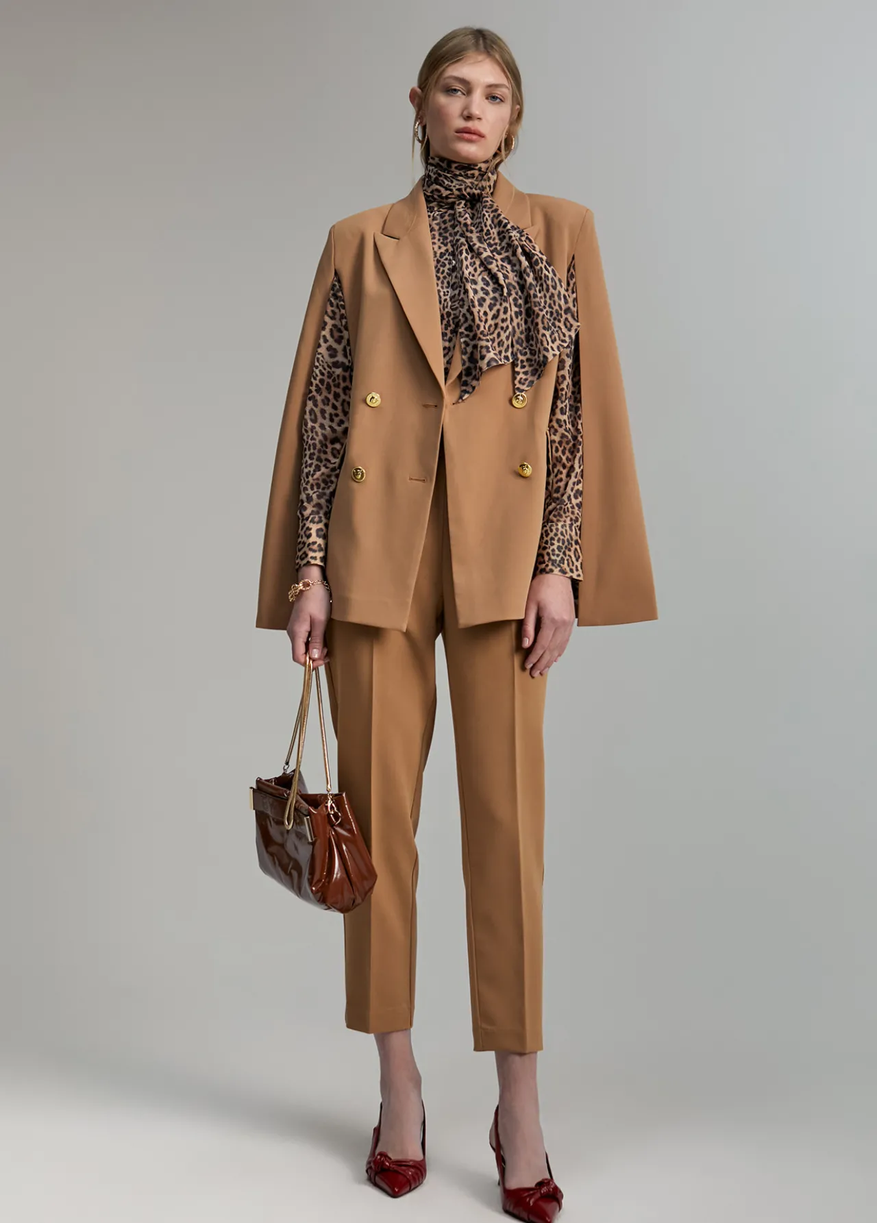 pantaln_detalle_botones_2-1.webp Lola Casademunt Pantalones<Pantalón detalle botones CAMEL