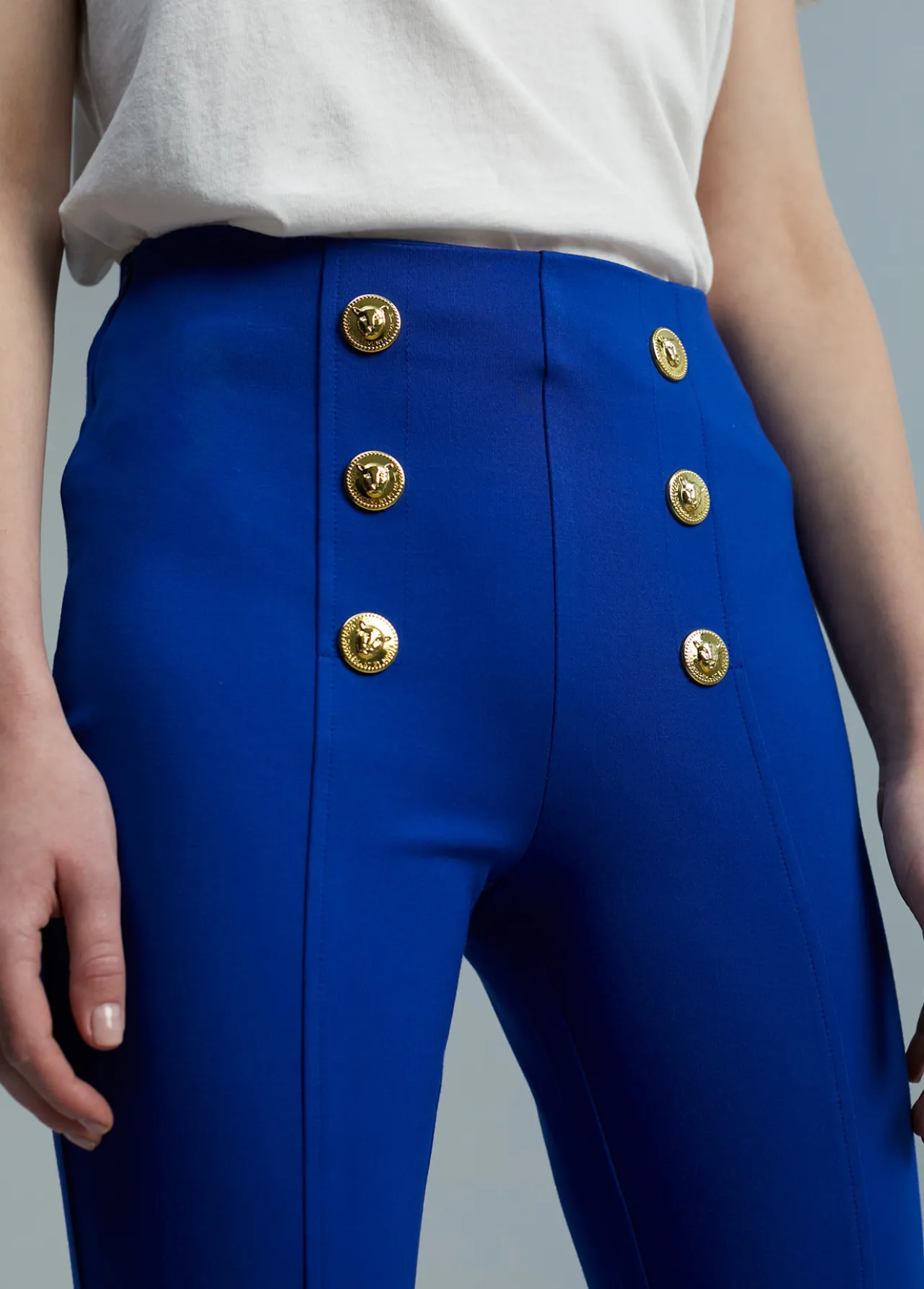 pantaln_detalle_botones_2-3.webp Lola Casademunt Pantalones<Pantalón detalle botones AZULELECTRICO
