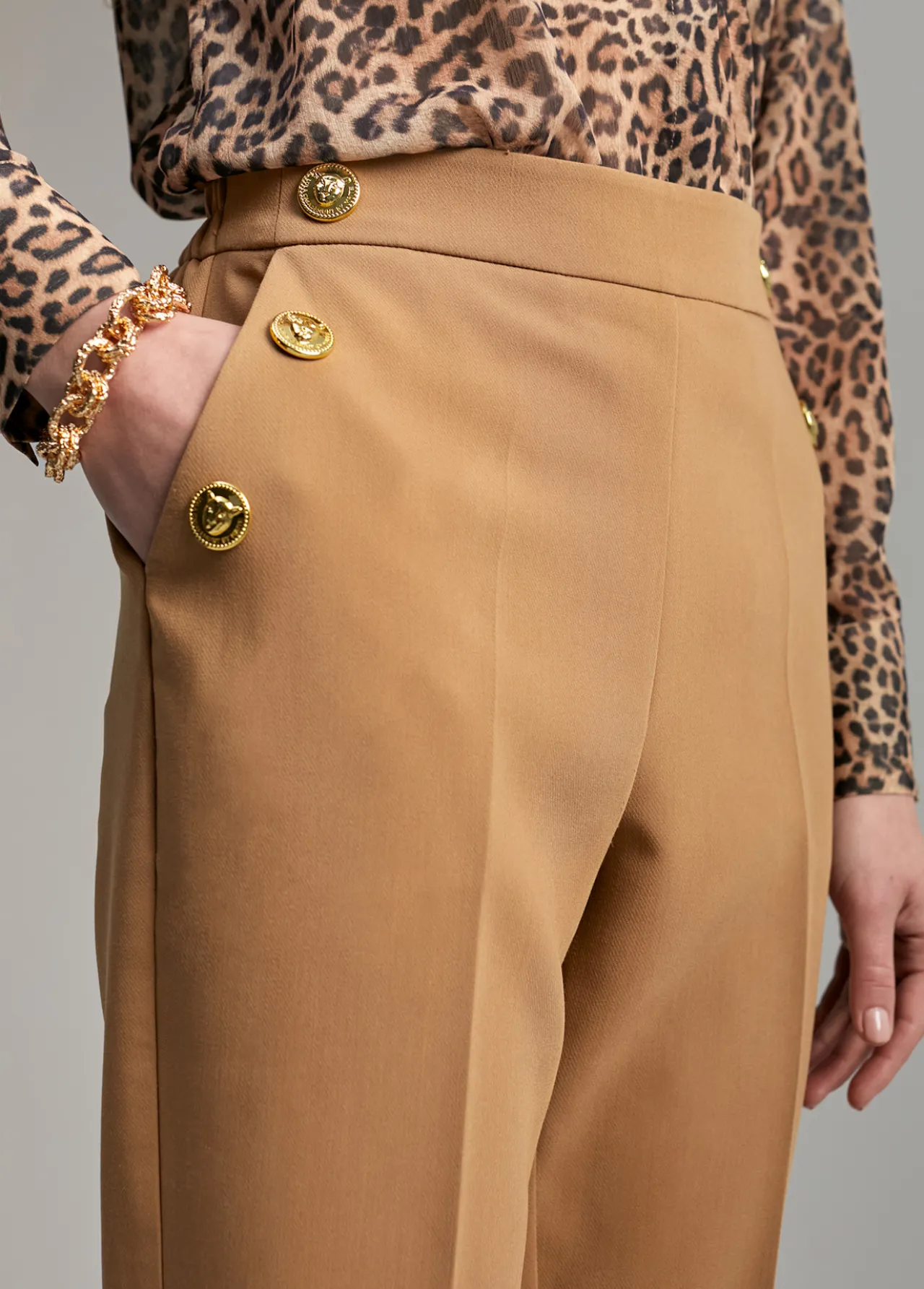 pantaln_detalle_botones_3-1.webp Lola Casademunt Pantalones<Pantalón detalle botones CAMEL