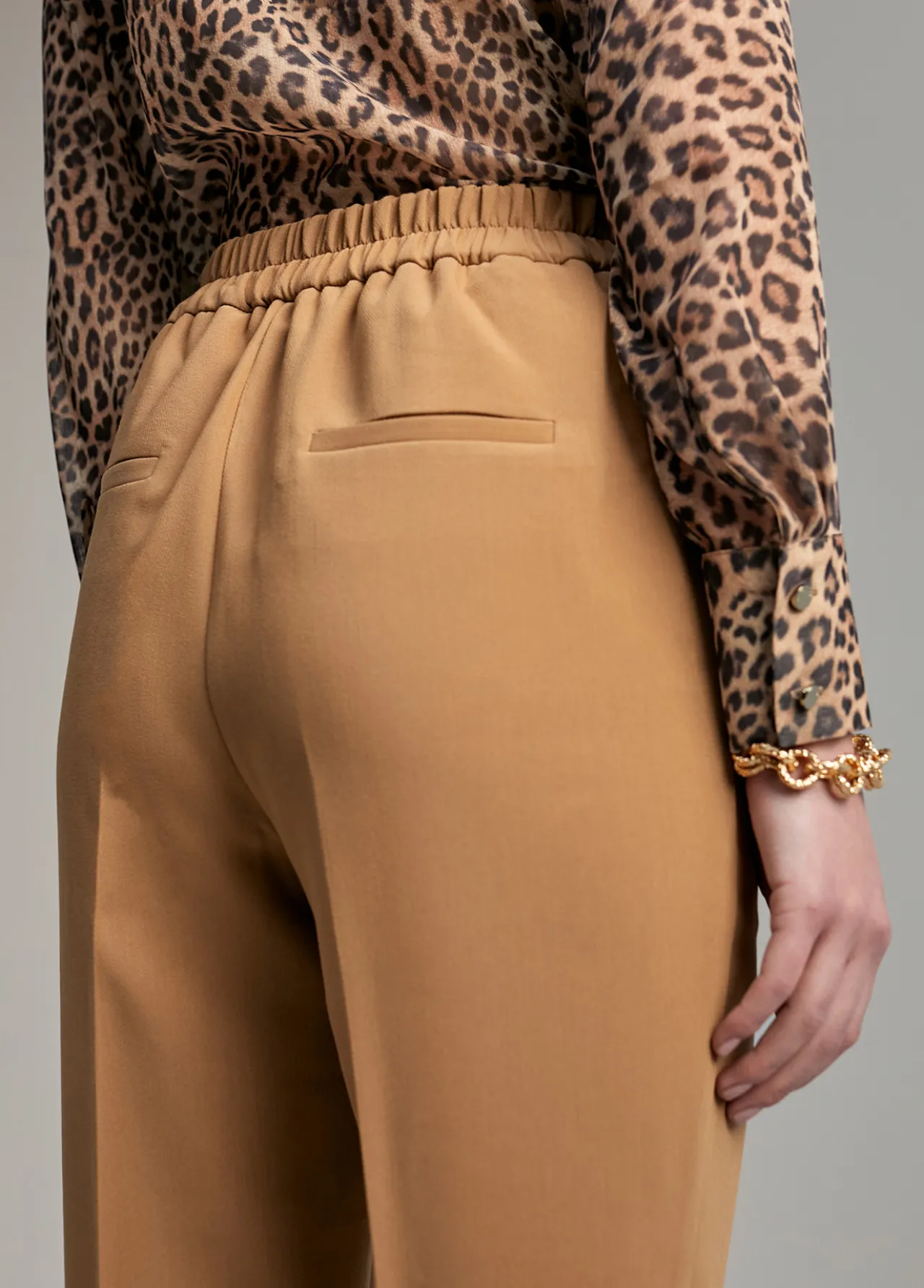 pantaln_detalle_botones_5-1.webp Lola Casademunt Pantalones<Pantalón detalle botones CAMEL