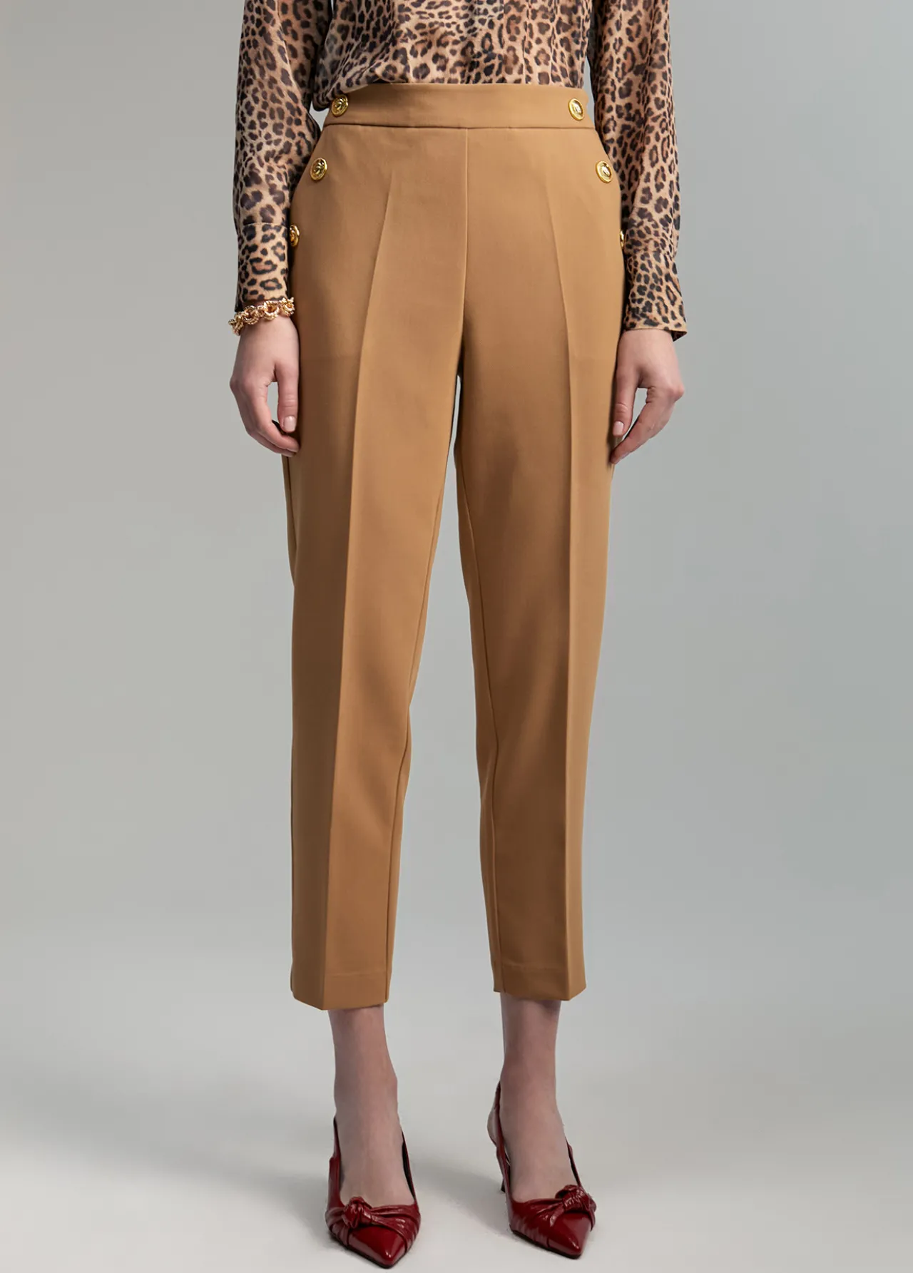 pantaln_detalle_botones_6-1.webp Lola Casademunt Pantalones<Pantalón detalle botones CAMEL