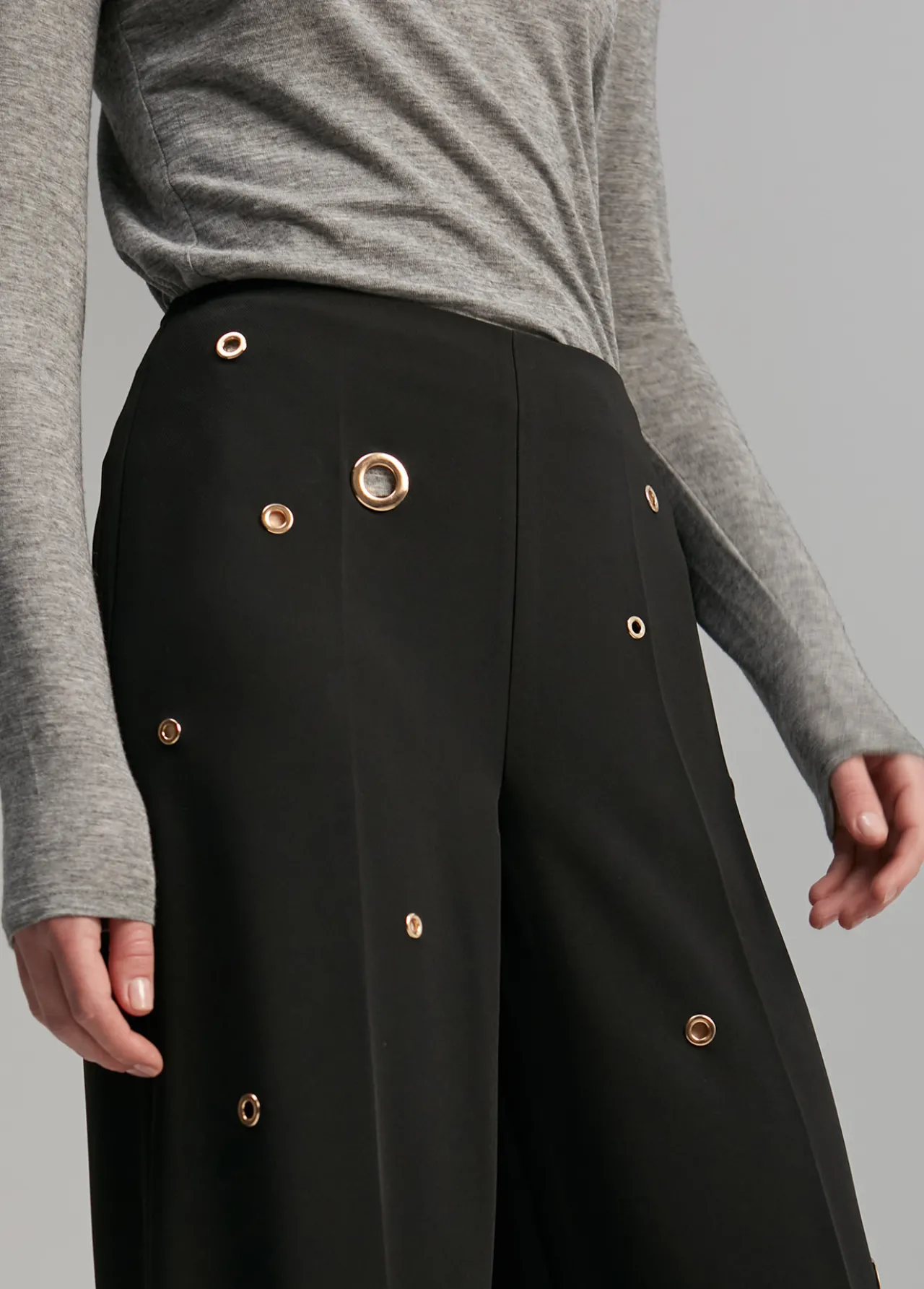 pantaln_detalle_eyelets_1.webp Lola Casademunt Pantalones<Pantalón detalle eyelets NEGRO