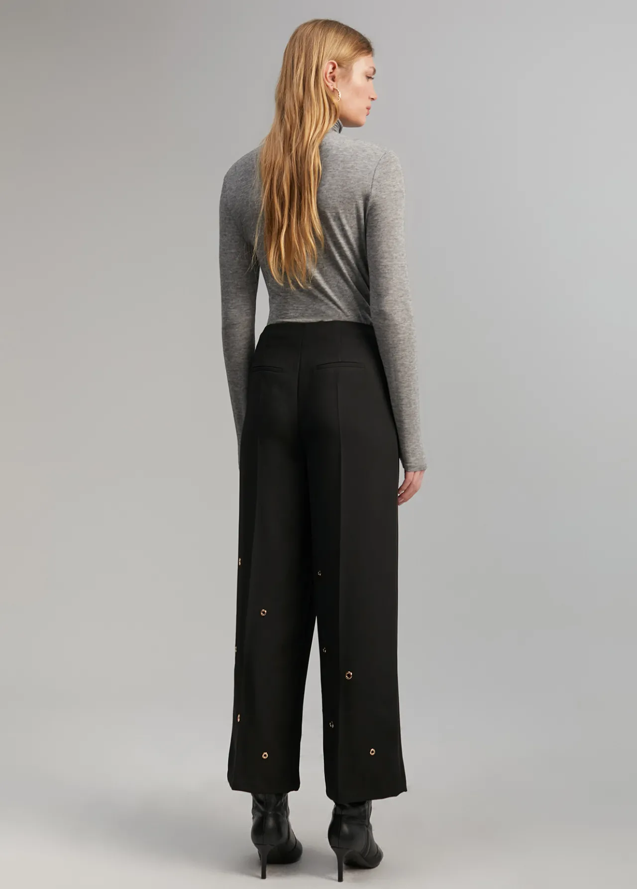 pantaln_detalle_eyelets_2.webp Lola Casademunt Pantalones<Pantalón detalle eyelets NEGRO