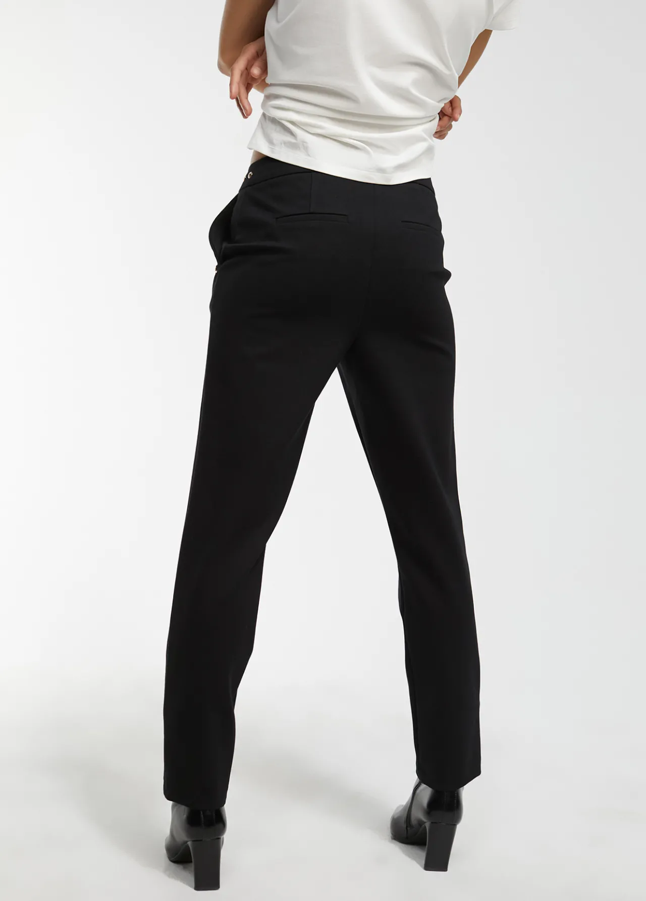 pantaln_detalle_eyelets_5-1.webp Lola Casademunt Pantalones<Pantalón detalle eyelets NEGRO