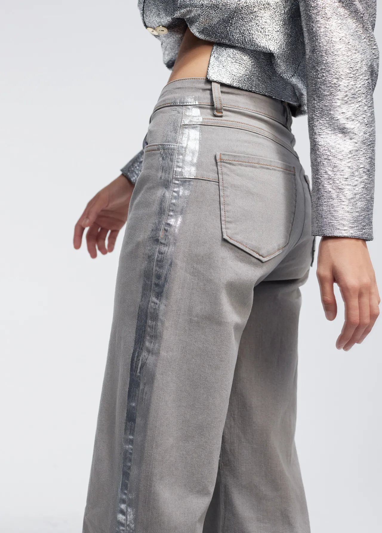 pantaln_detalle_laminado_5.webp Lola Casademunt Pantalones<Pantalón detalle laminado TEJANOGRIS