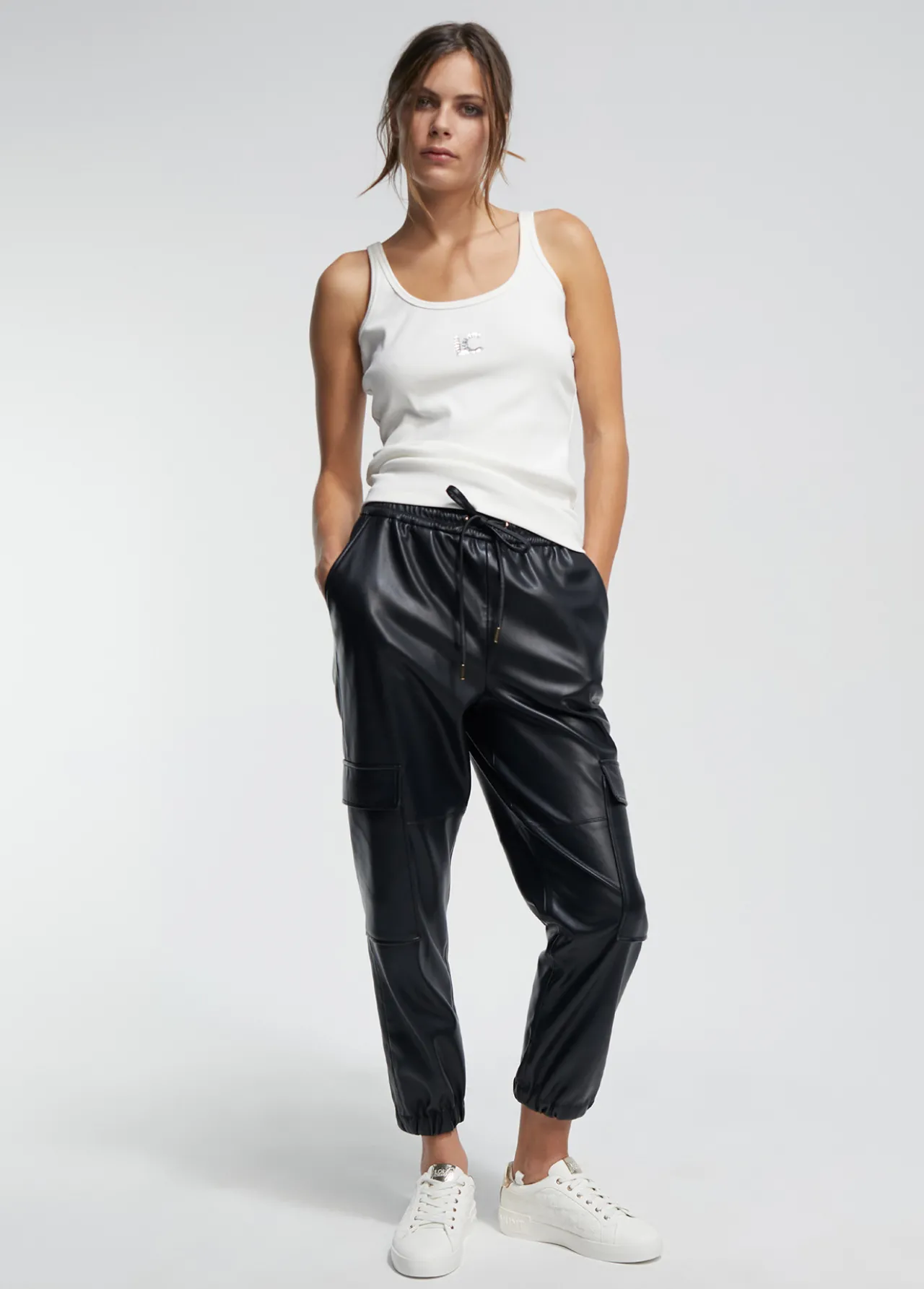 pantaln_efecto_piel_0.webp Lola Casademunt Pantalones<Pantalón efecto piel NEGRO