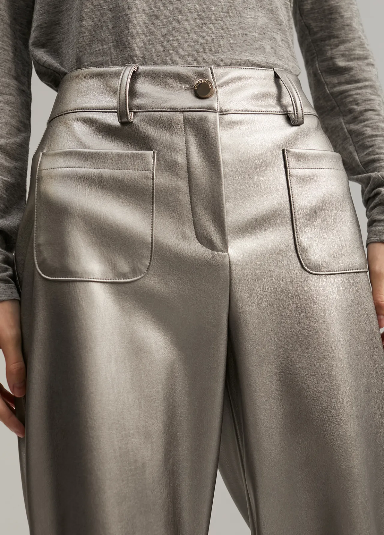 pantaln_efecto_piel_3-1.webp Lola Casademunt Pantalones<Pantalón efecto piel PLATEADO