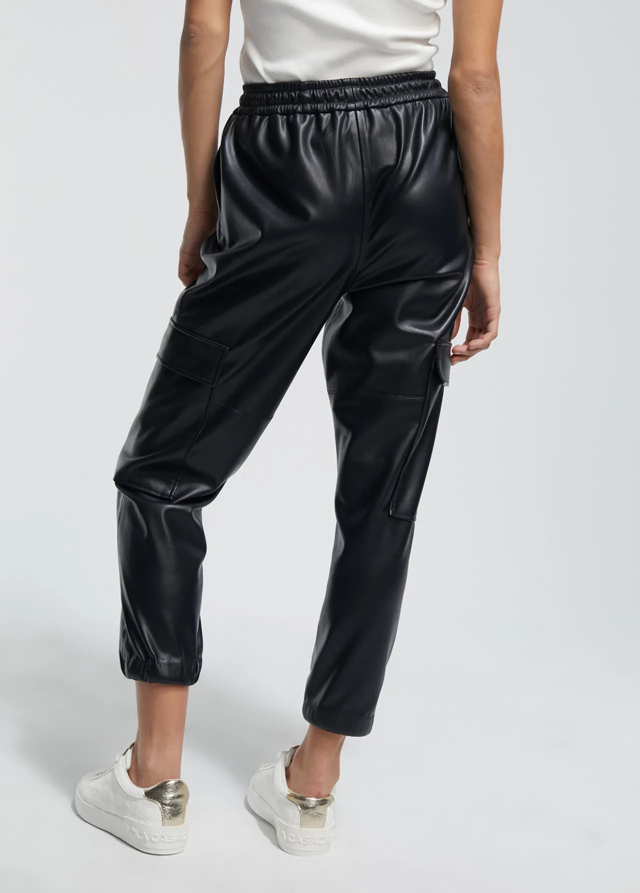 pantaln_efecto_piel_4.webp Lola Casademunt Pantalones<Pantalón efecto piel NEGRO
