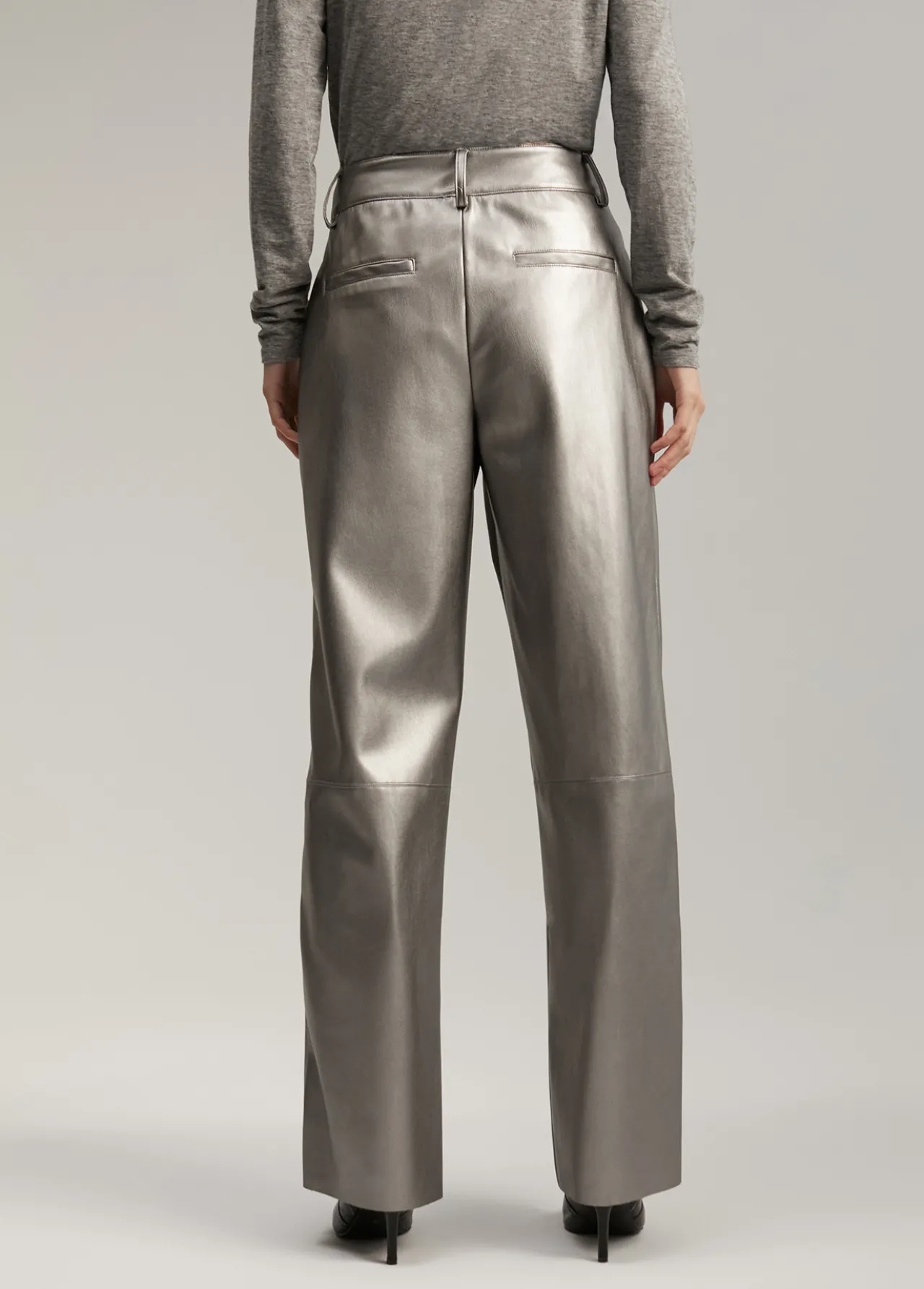 pantaln_efecto_piel_6.webp Lola Casademunt Pantalones<Pantalón efecto piel PLATEADO