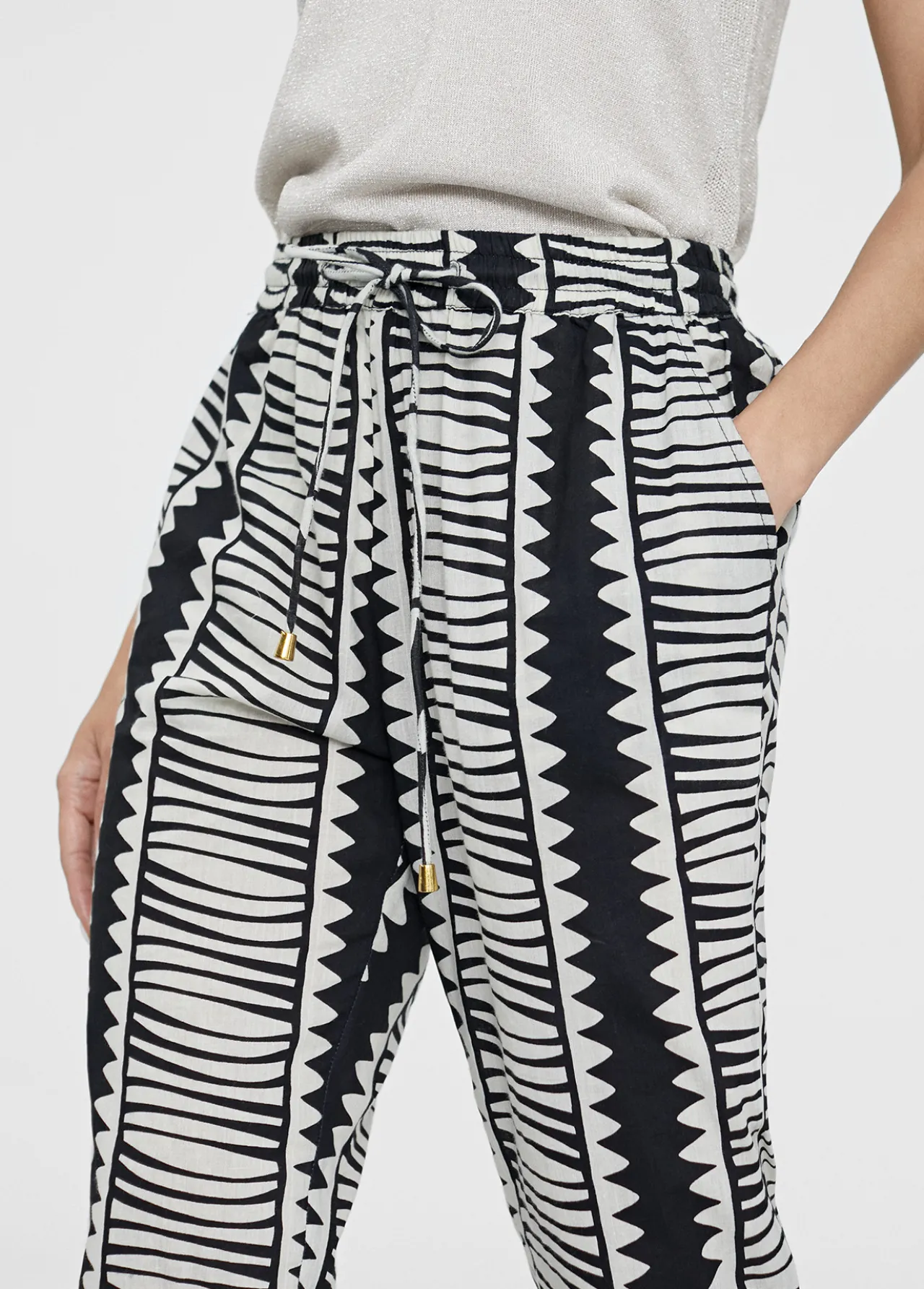 pantaln_jogging_bicolor_1.webp Lola Casademunt Pantalones<Pantalón jogging bicolor NEGRO-BLANCO