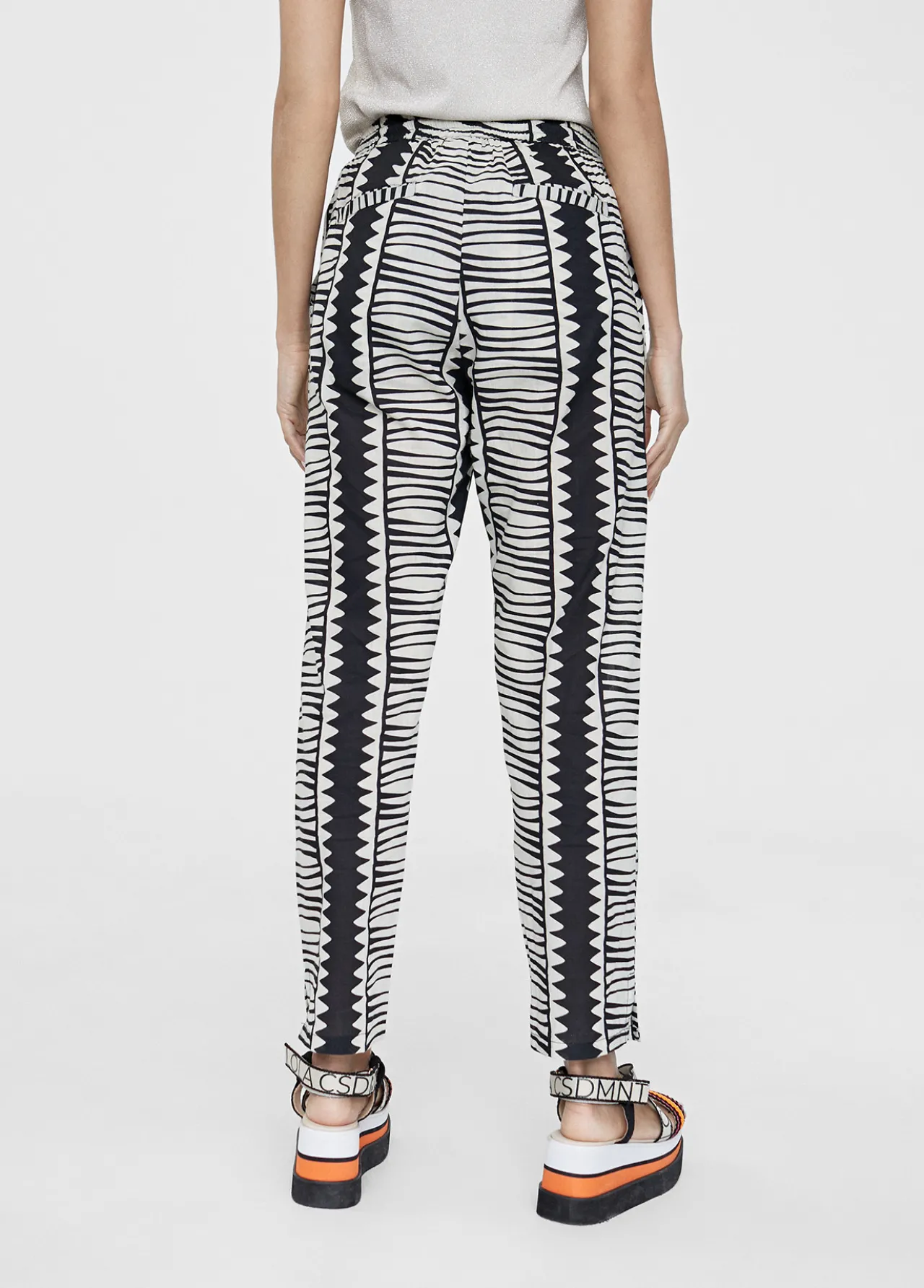 pantaln_jogging_bicolor_2.webp Lola Casademunt Pantalones<Pantalón jogging bicolor NEGRO-BLANCO