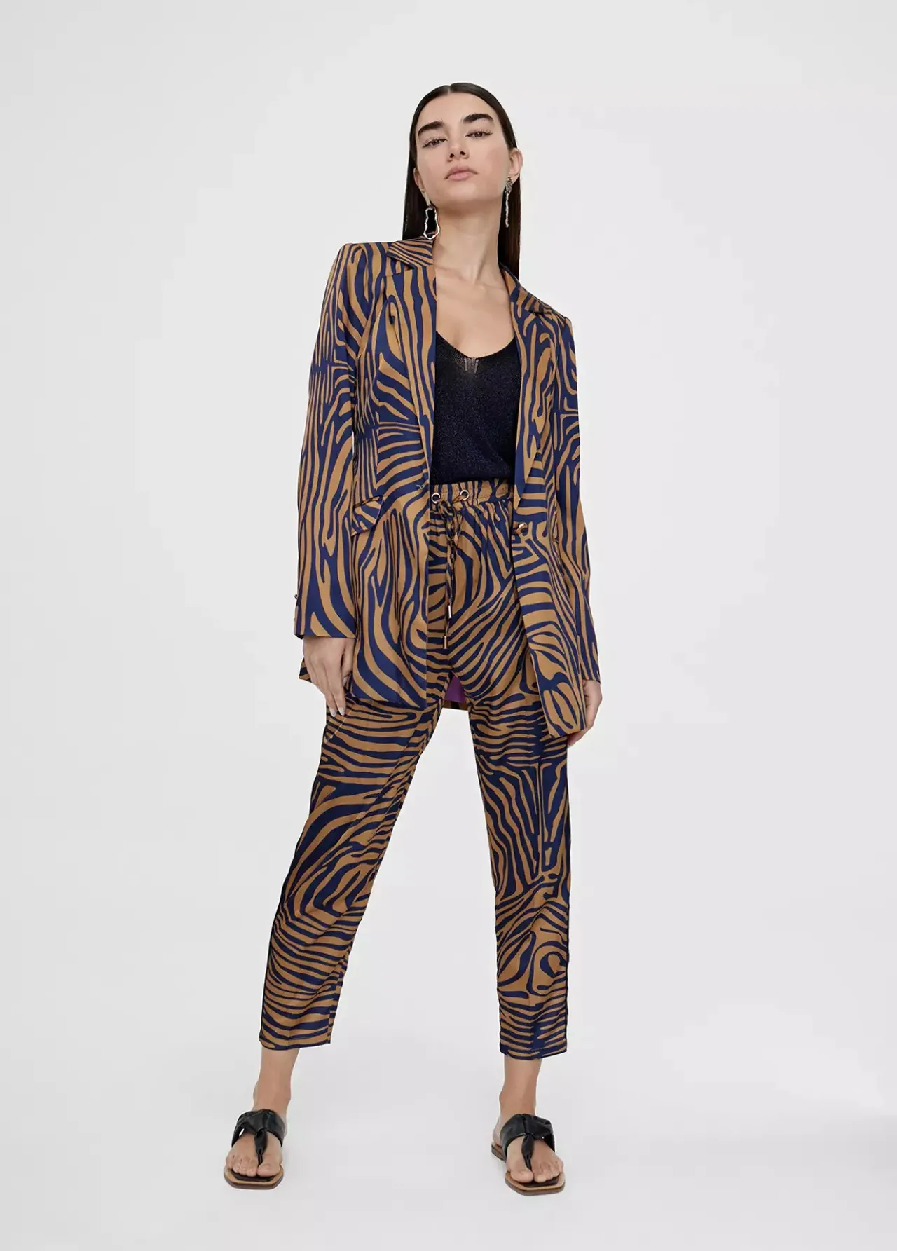 pantaln_jogging_estampado_cebra_0-1.webp Lola Casademunt Pantalones<Pantalón jogging estampado cebra MARRON-AZUL