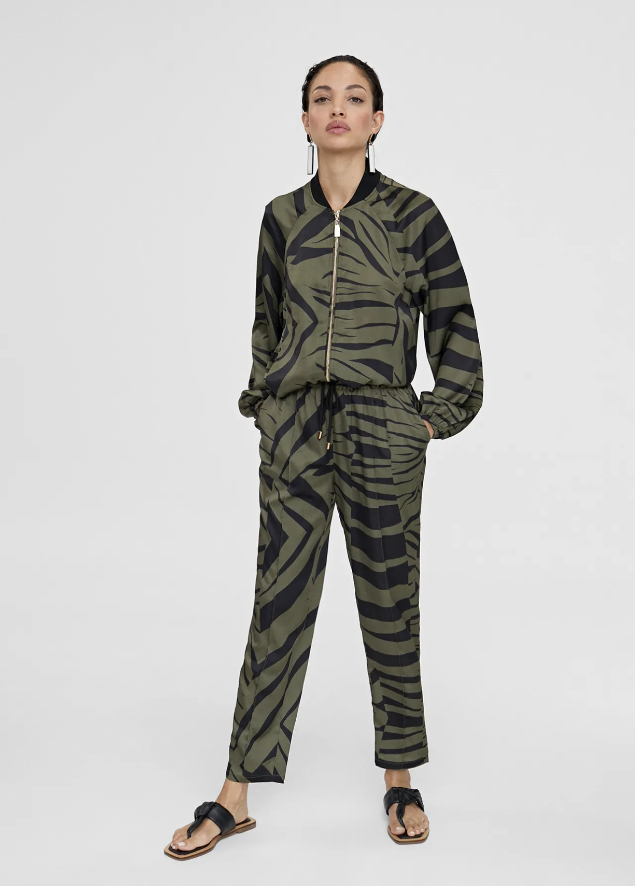 pantaln_jogging_estampado_cebra_0.webp Lola Casademunt Pantalones<Pantalón jogging estampado cebra NEGRO-VERDE