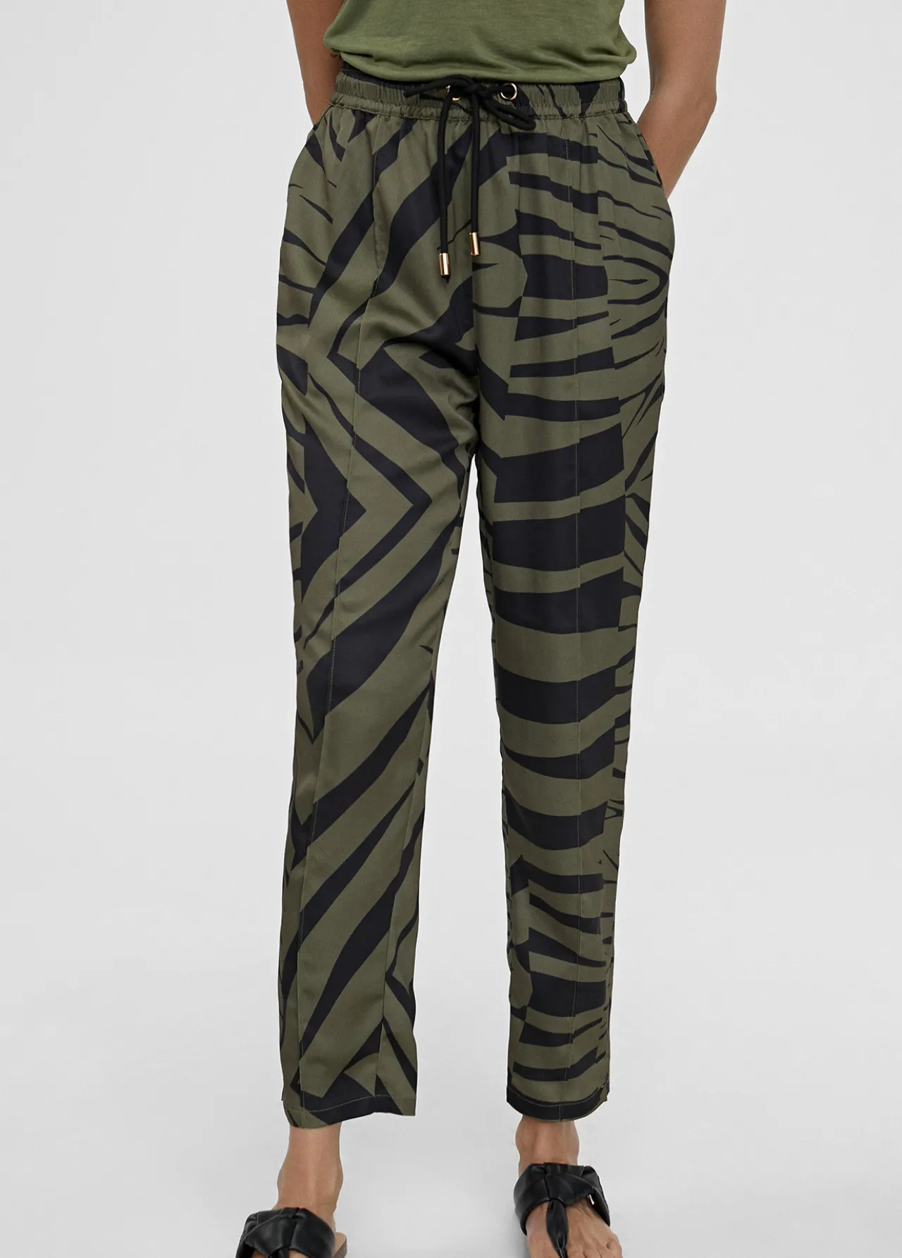 pantaln_jogging_estampado_cebra_2.webp Lola Casademunt Pantalones<Pantalón jogging estampado cebra NEGRO-VERDE