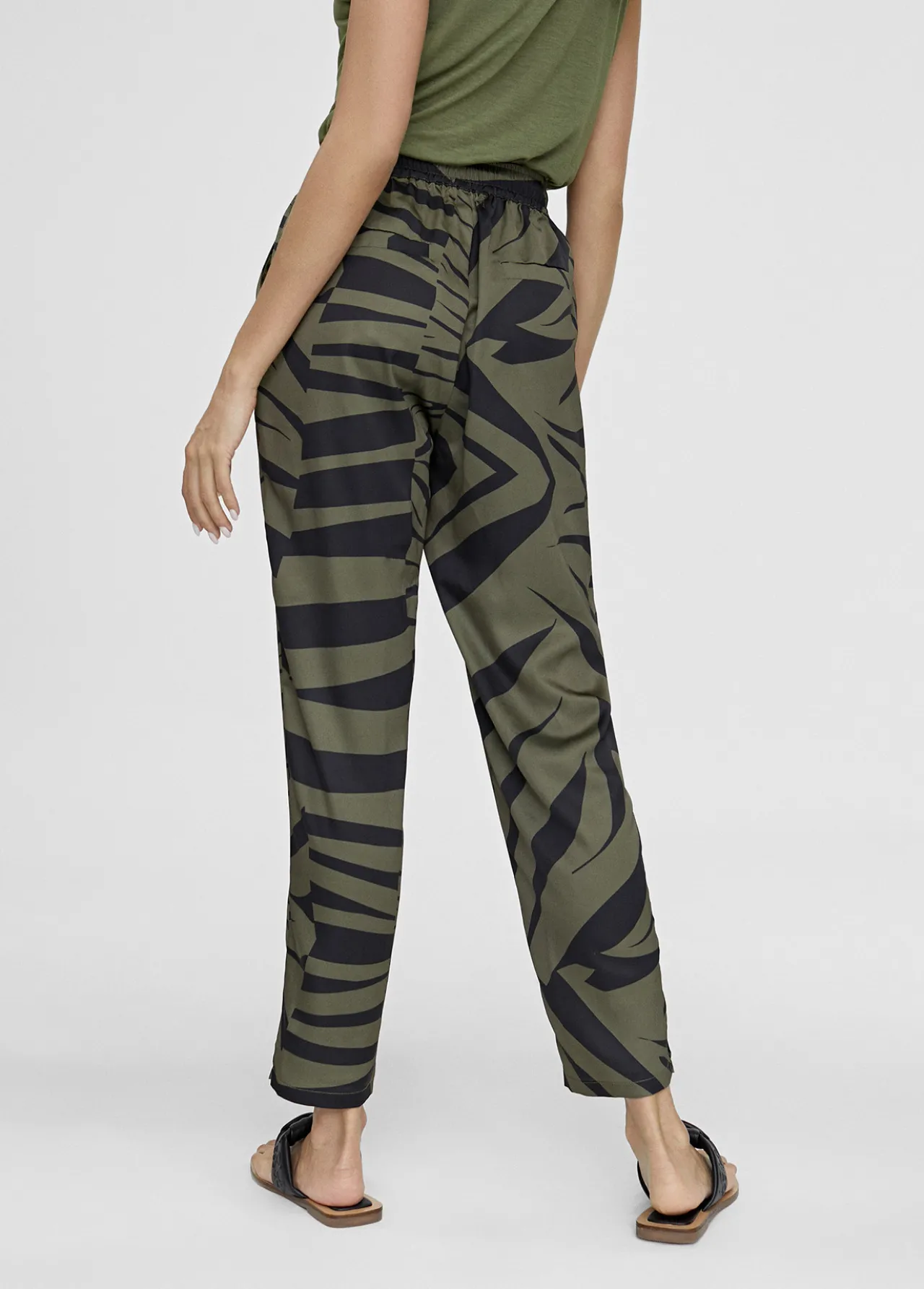 pantaln_jogging_estampado_cebra_3.webp Lola Casademunt Pantalones<Pantalón jogging estampado cebra NEGRO-VERDE