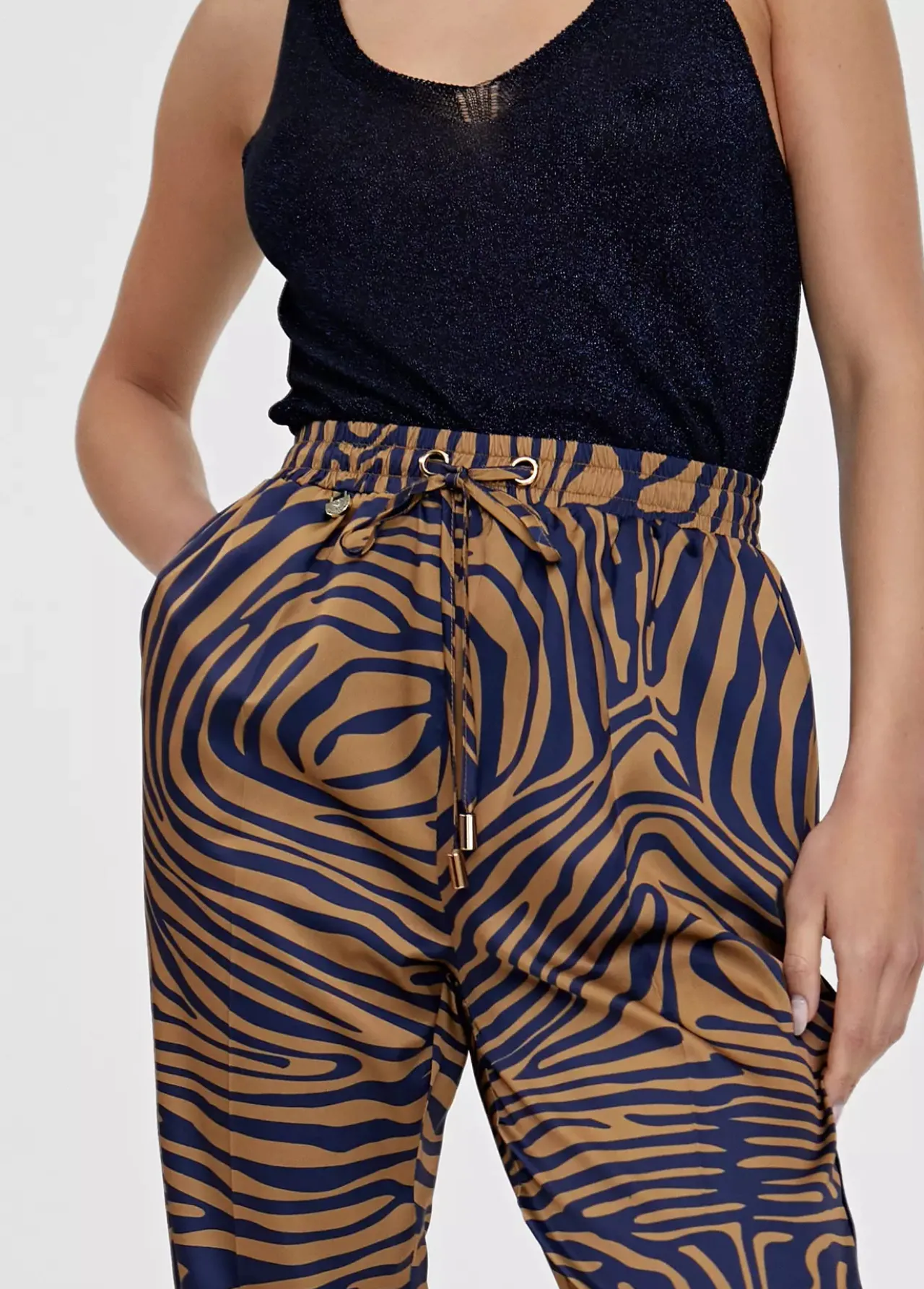 pantaln_jogging_estampado_cebra_4-1.webp Lola Casademunt Pantalones<Pantalón jogging estampado cebra MARRON-AZUL