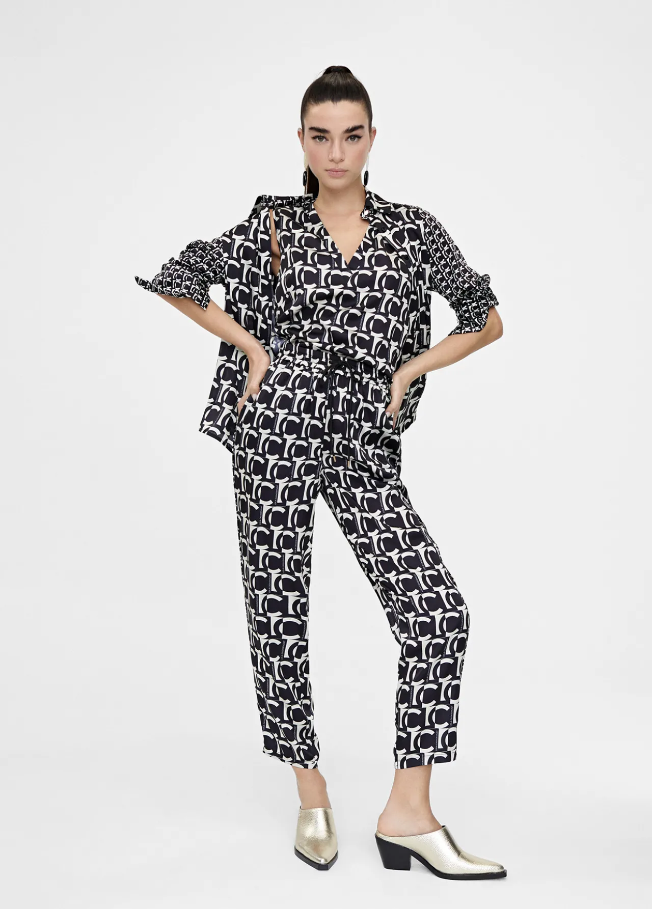 pantaln_jogging_monograma_0.webp Lola Casademunt Pantalones<Pantalón jogging monograma BLANCO-NEGRO